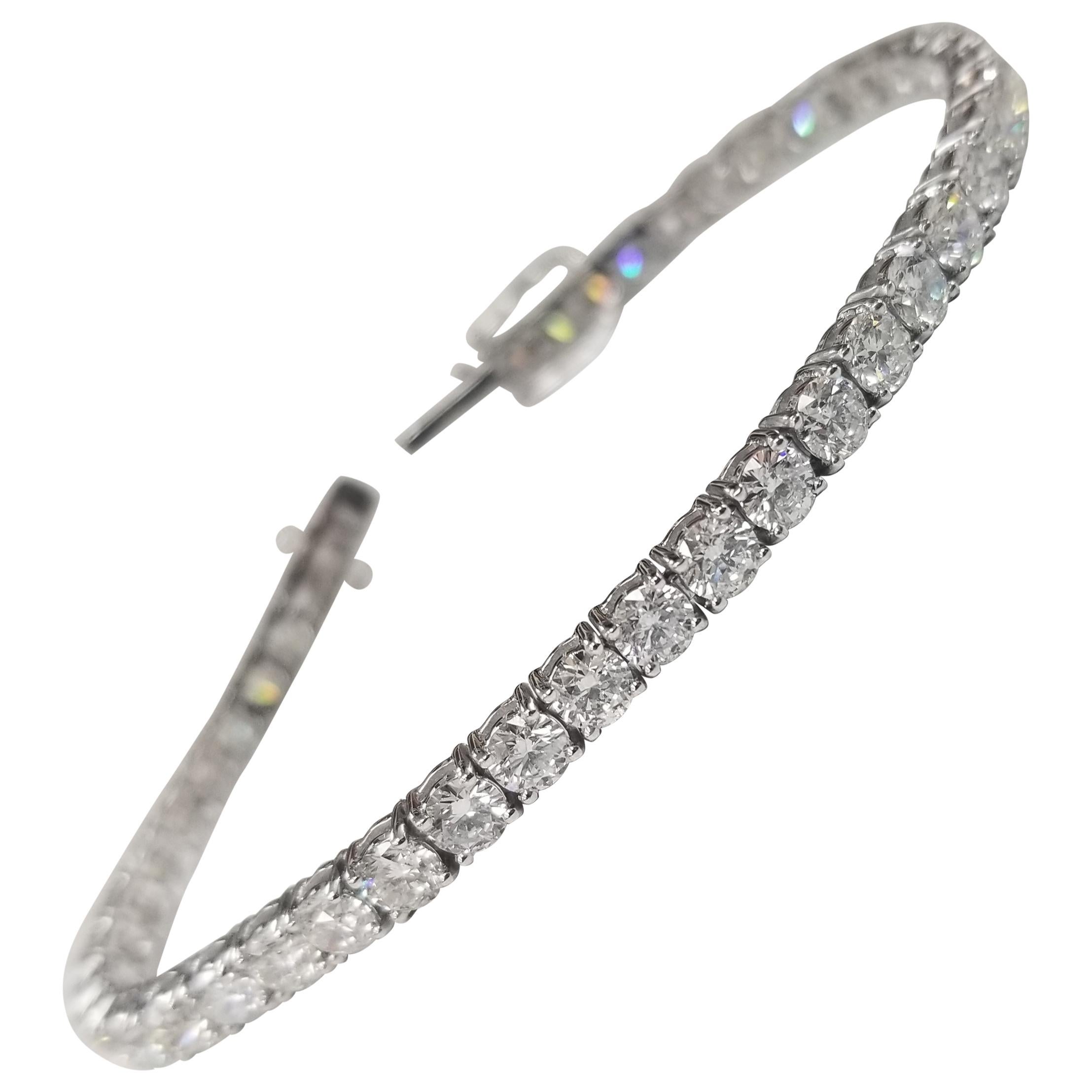 18 Karat White Gold Tennis Bracelet with 45 Round Diamonds 9.35 Carat For Sale