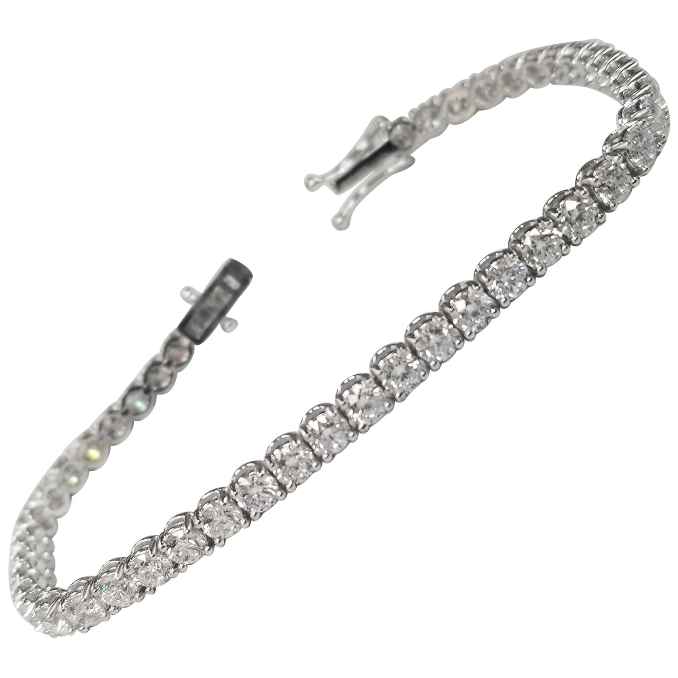 18 Karat White Gold Tennis Bracelet with 47 Round Diamonds 8.60 Carat For Sale