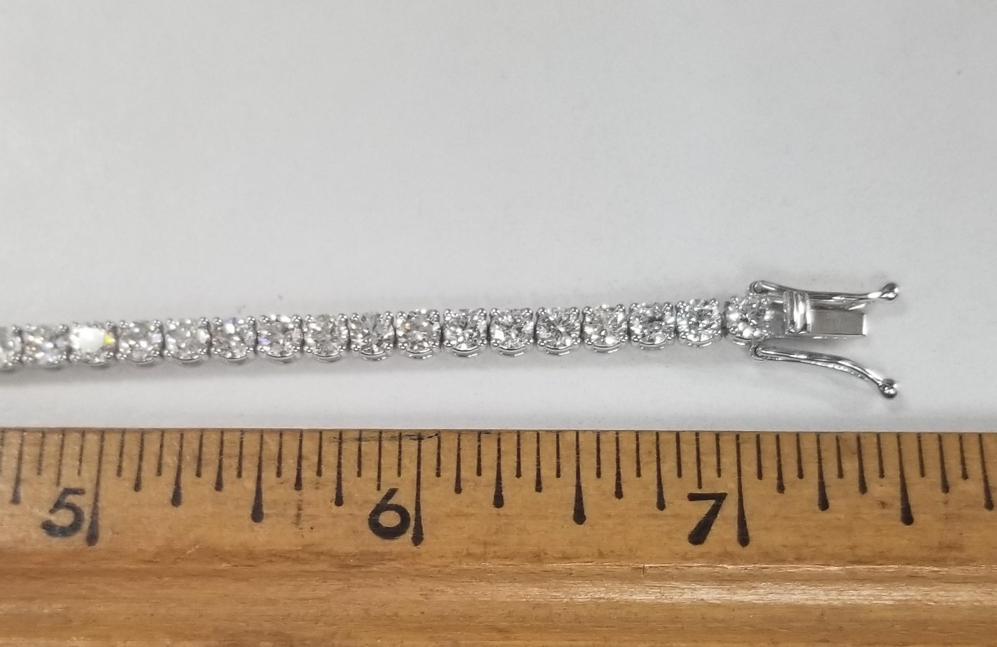 18 Karat White Gold Tennis Bracelet with 47 Round Diamonds 8.60 Carat In New Condition For Sale In Los Angeles, CA