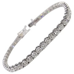 18 Karat White Gold Tennis Bracelet with 47 Round Diamonds 8.75 Carat