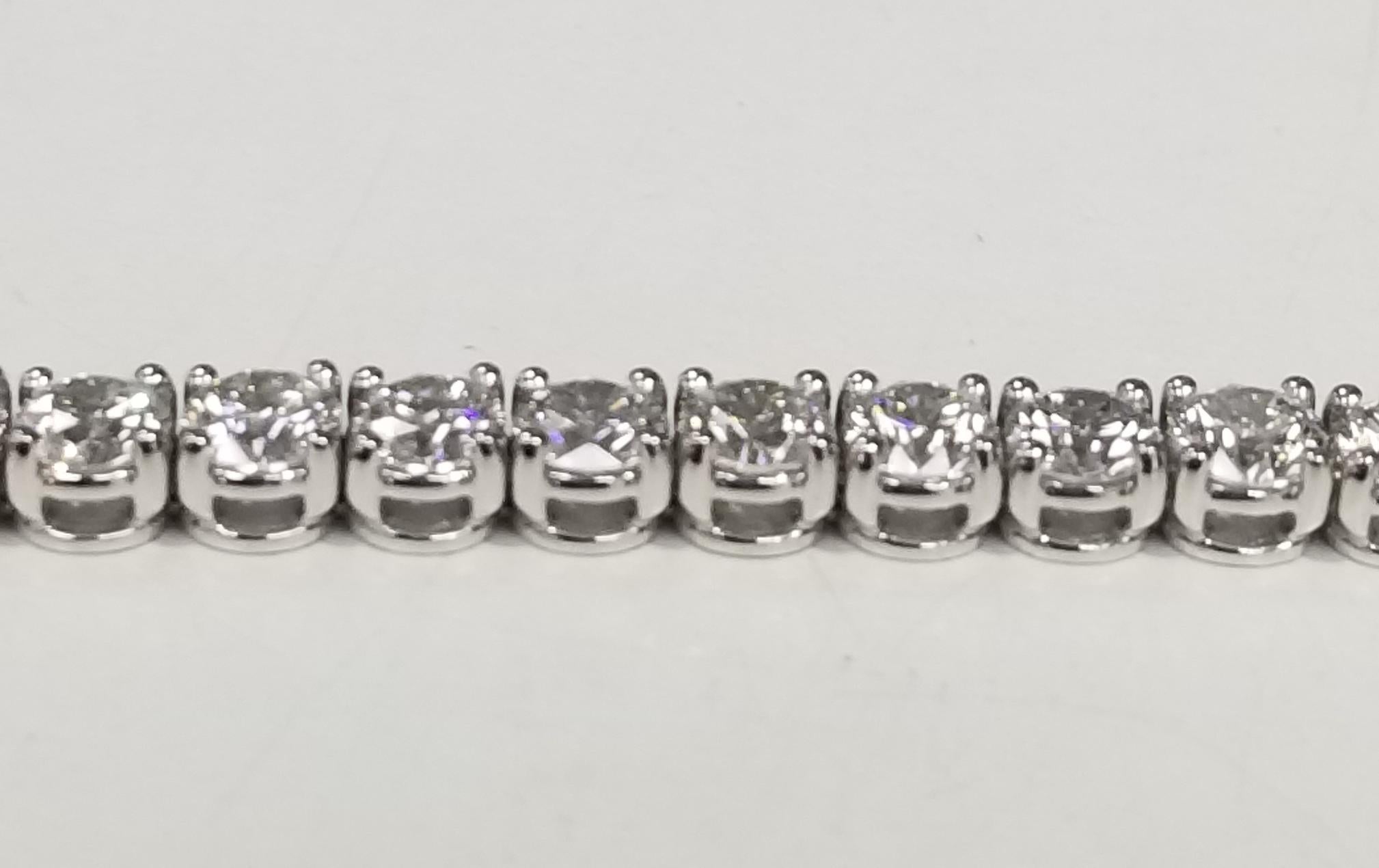 Contemporary 18 Karat White Gold Tennis Bracelet with 47 Round Diamonds 8.75 Carat For Sale