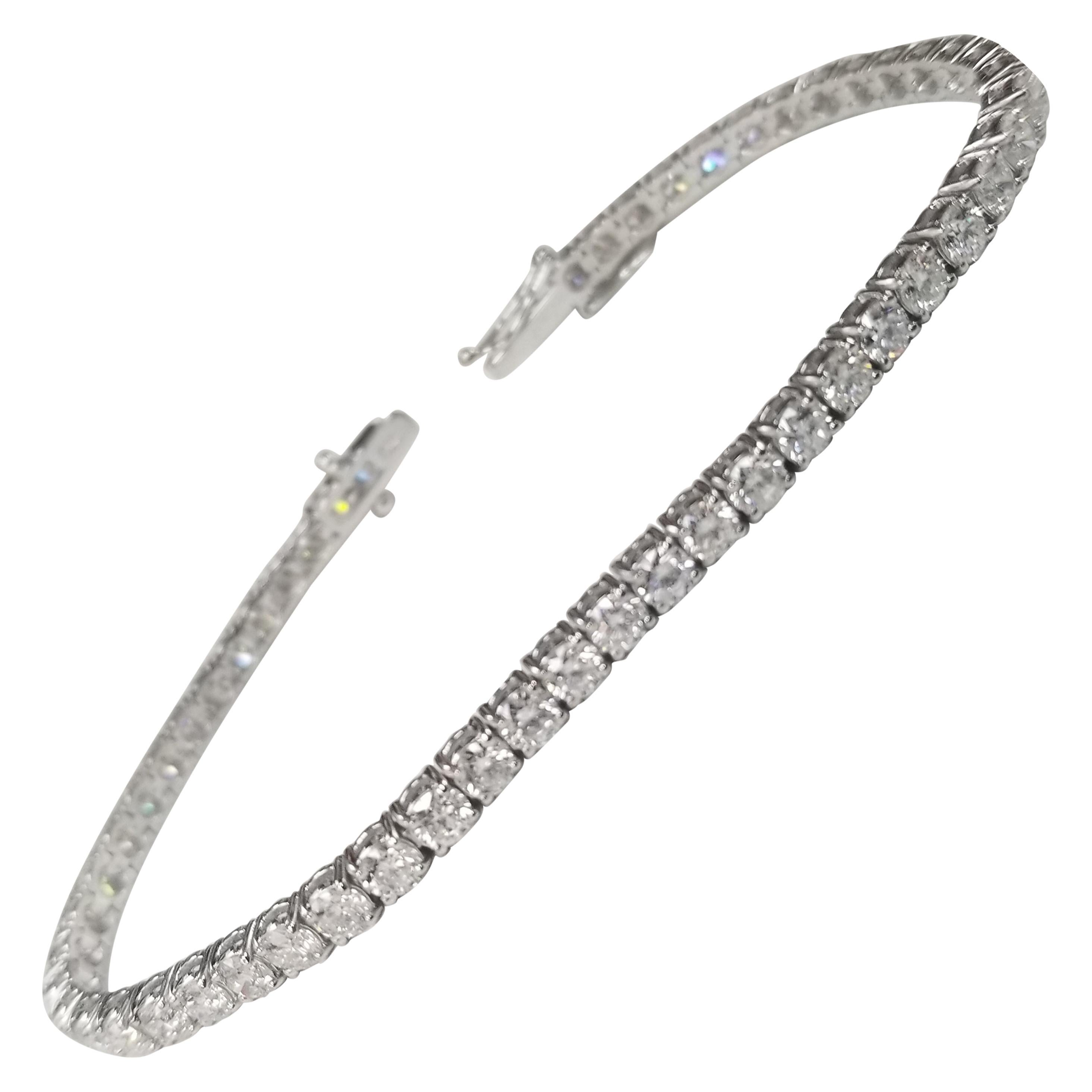 18 Karat White Gold Tennis Bracelet with 54 Round Diamonds 6.18 Carat