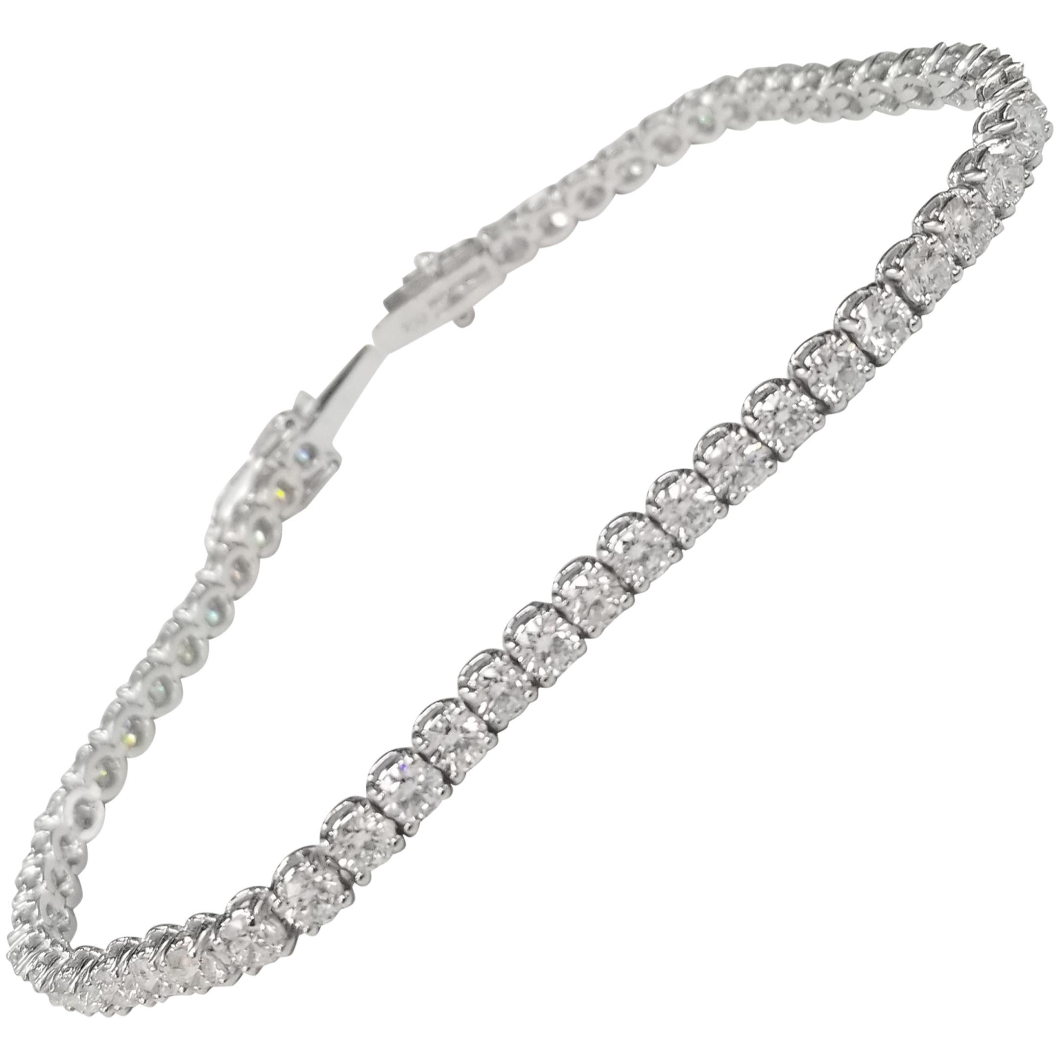 18 Karat White Gold Tennis Bracelet with 55 Round Diamonds 5.40 Carat For Sale