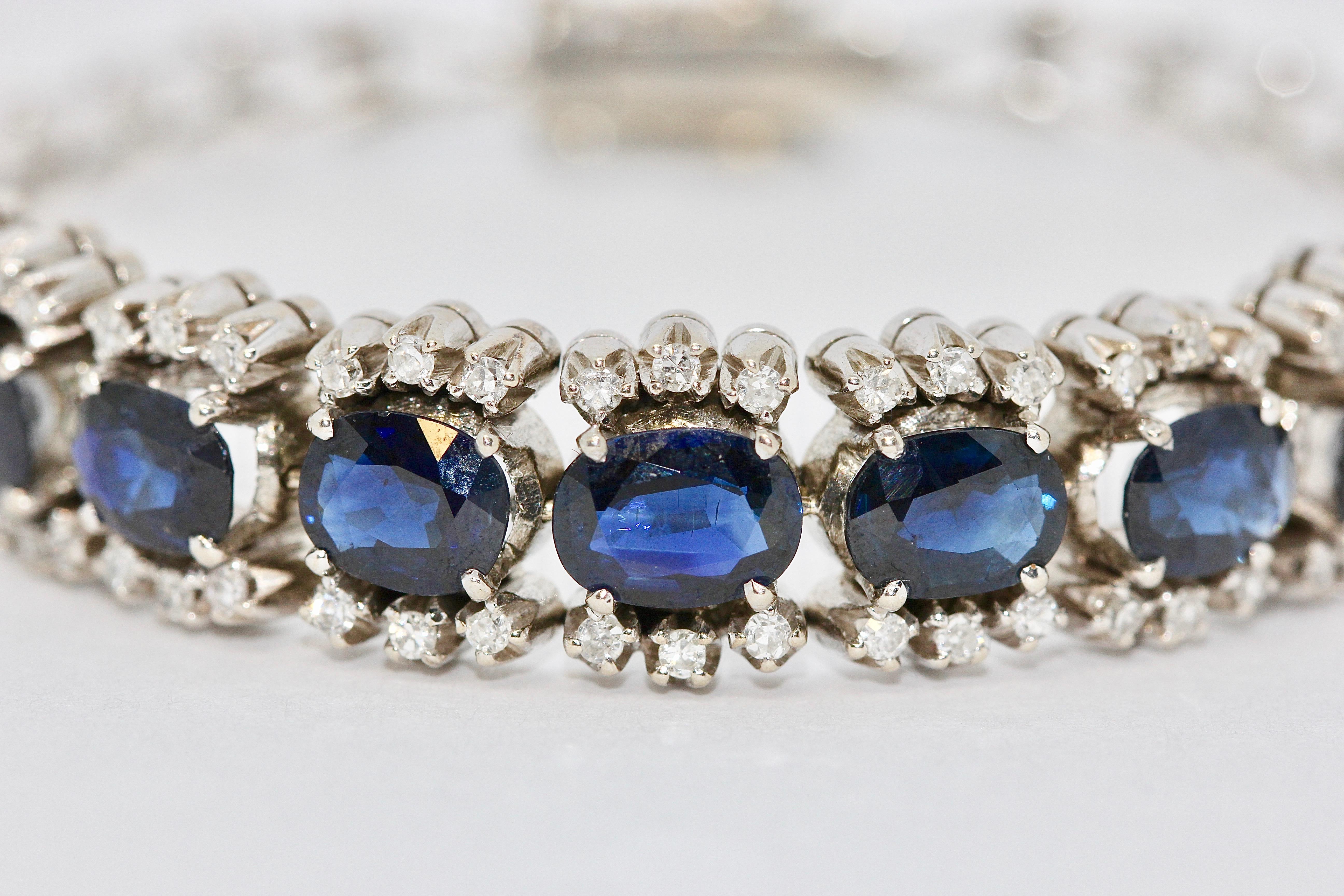 Bracelet tennis en or blanc 18 carats avec saphirs bleus naturels et diamants Bon état - En vente à Berlin, DE