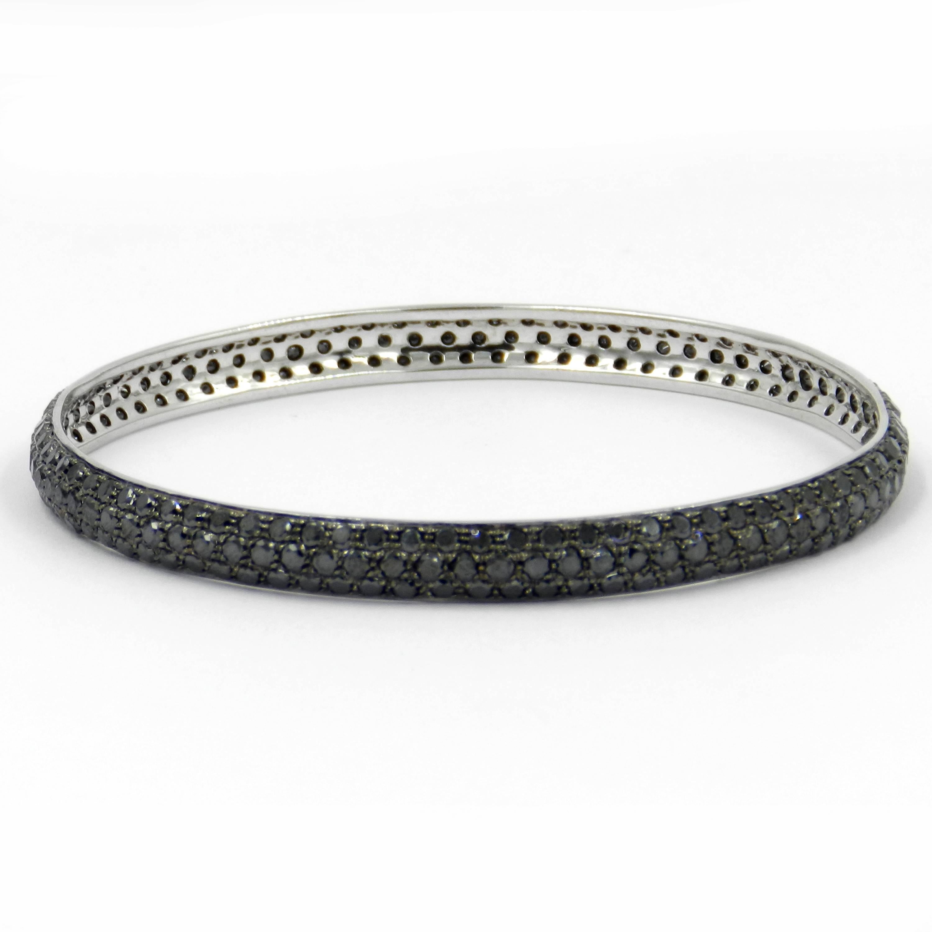 18KT White Gold Three Rows of Pavè Black Diamonds BRACELET 
Three perfect rows of full cut black diamonds.
Bangle Slip On - Diameter  MM  65 
18kt GOLD  : 15,70
BLACK DIAMONDS total ct : 10,76
The white diamonds version is also available for a