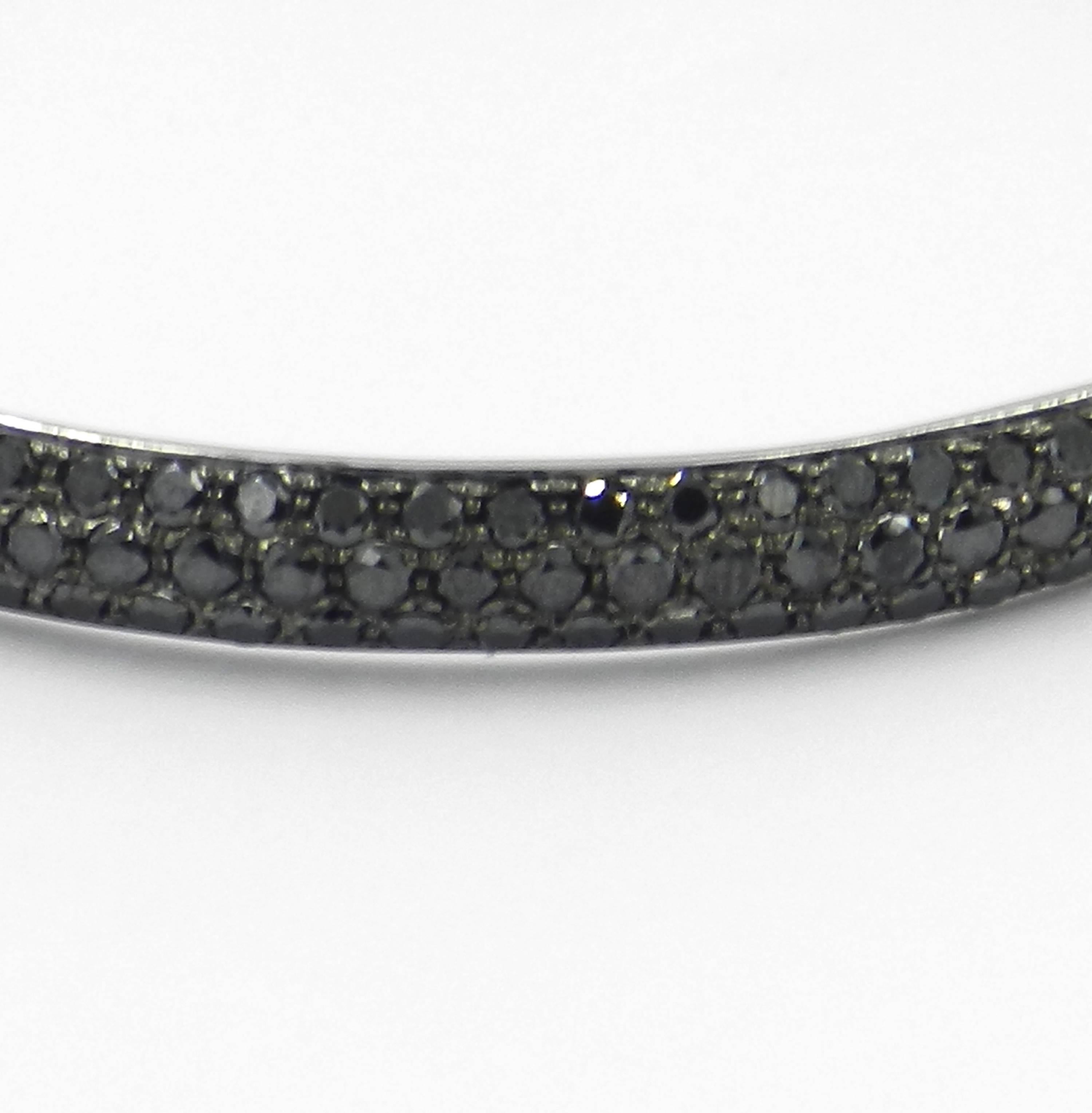 Taille ronde Bracelet en or blanc 18 carats à trois rangs de pavés de diamants noirs en vente