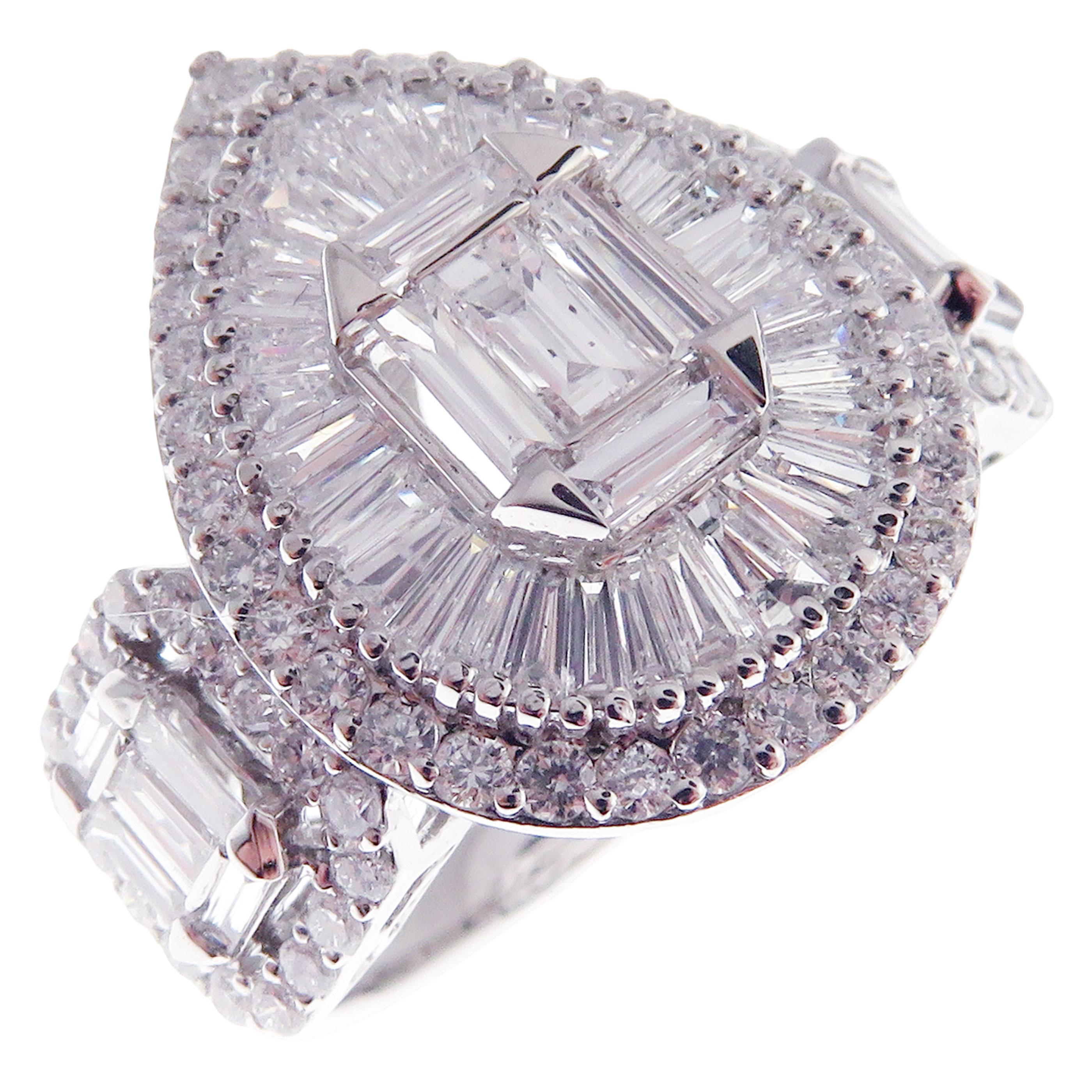 Dieser dreisteinige Ring in Birnenform ist aus 18 Karat Weißgold gefertigt und mit 67 runden weißen Diamanten von insgesamt 0,80 Karat und 43 weißen Baguette-Diamanten von insgesamt 1,55 Karat besetzt.
Ungefähres Gesamtgewicht 5,80 Gramm.
Standard