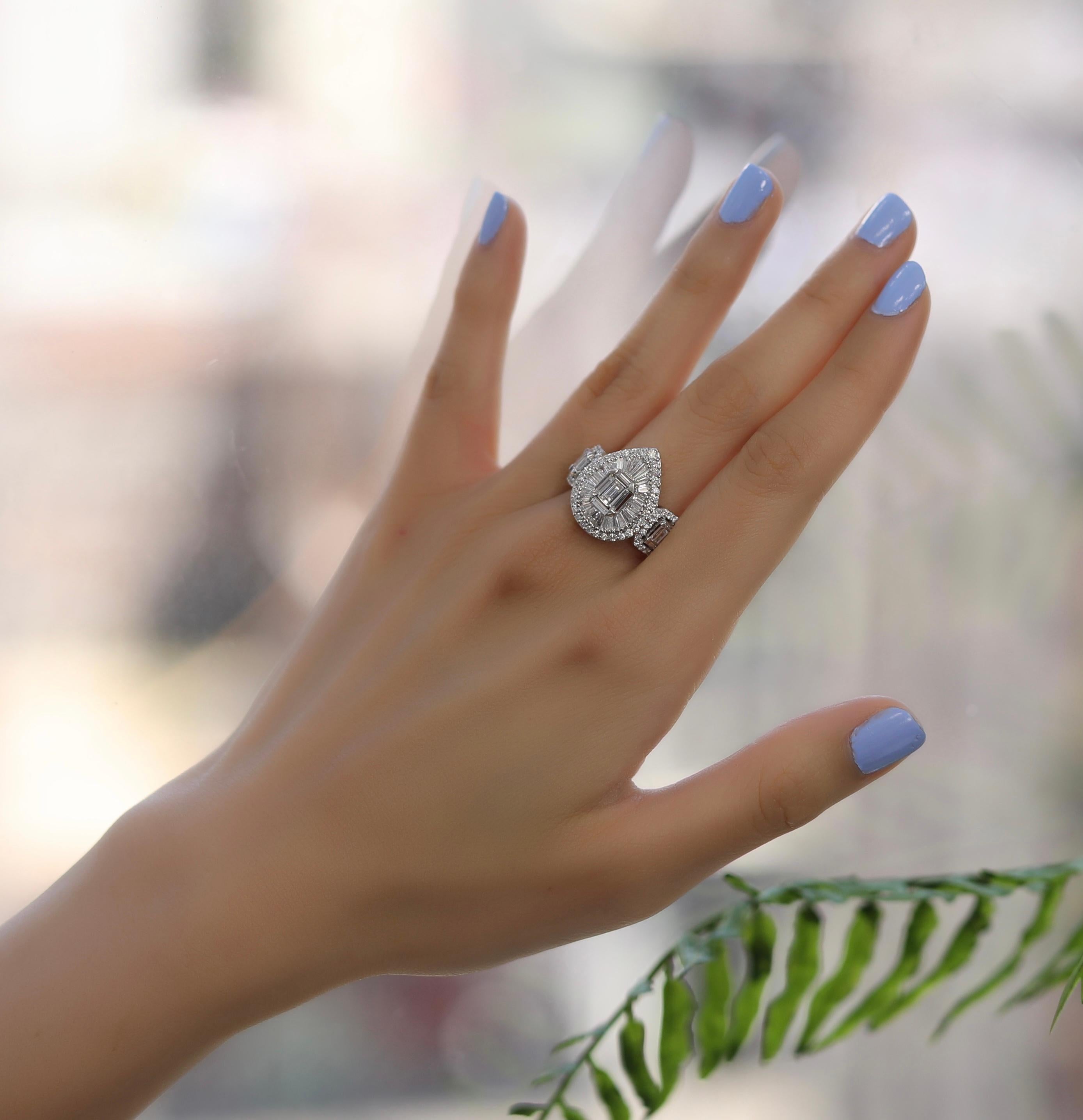 18 Karat White Gold Three-stone Pear Shape Diamond Ring For Sale 1
