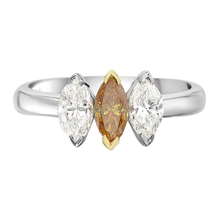 18 Karat Weißgold Ring mit drei weißen und orangefarbenen Diamanten im Angebot