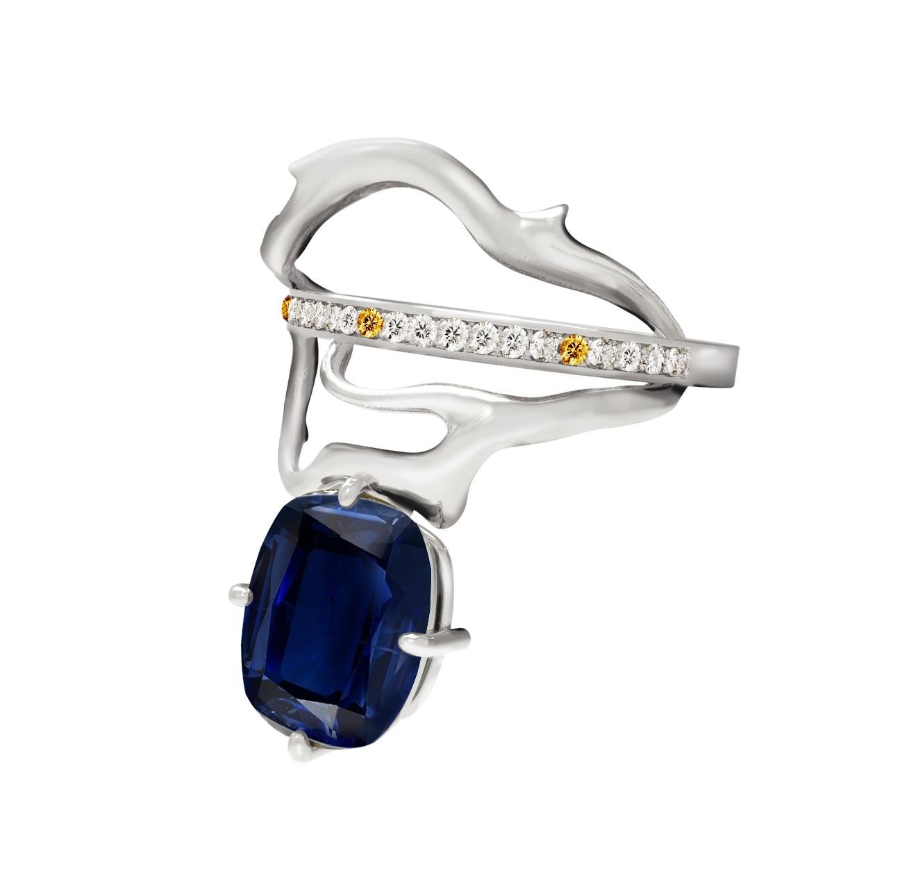 Une forme inhabituelle fait de ce collier pendentif tibétain contemporain en or blanc 18 carats un objet d'art. Il est incrusté de diamants F/G, SI., de saphirs jaunes et d'un gros saphir coussin bleu foncé (bleu très foncé). Elle s'inspire de la