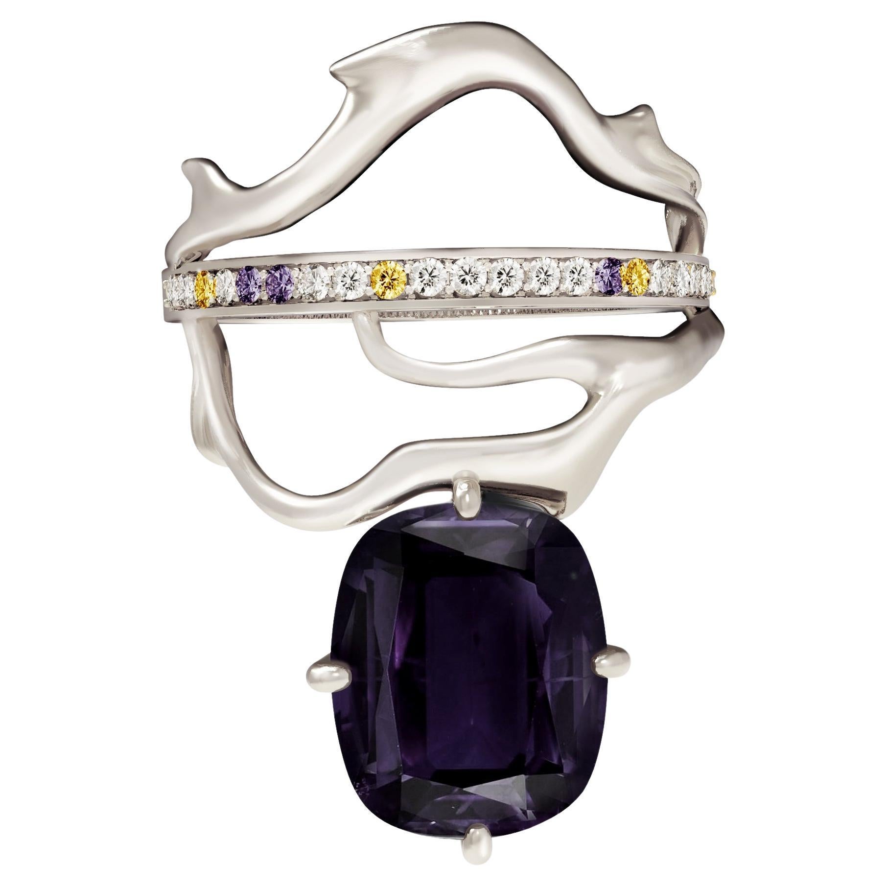 Anillo de compromiso de oro blanco de dieciocho quilates con espinela, zafiros y diamantes