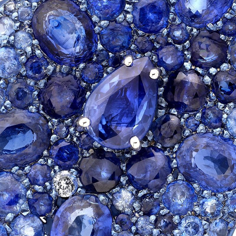 Taille poire Mini boucles d'oreilles en or blanc 18 carats, titane, saphirs bleus et diamants en vente