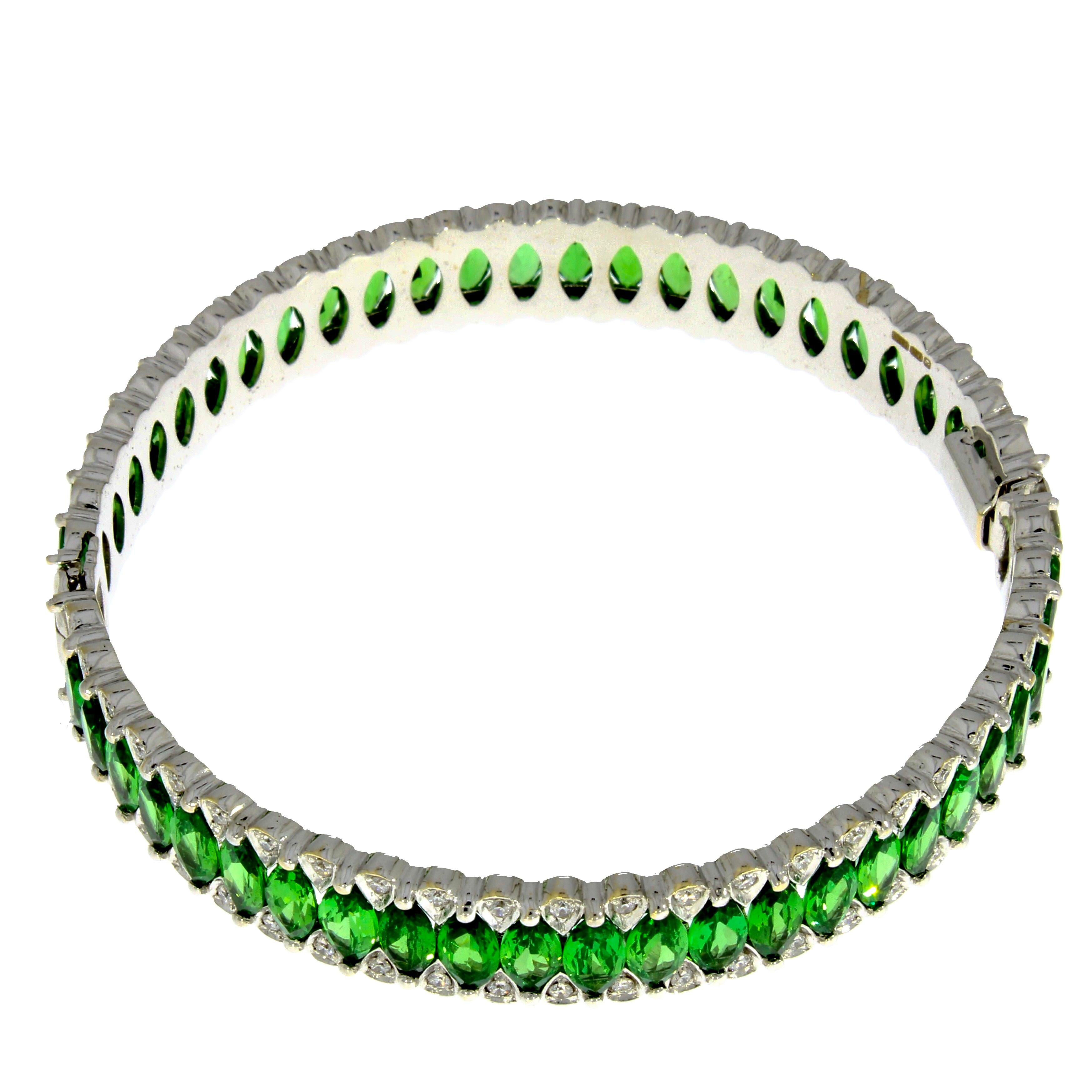 Contemporary 18 Karat White Gold Tsavorite Amore Eternity Bangle by Niquesa For Sale