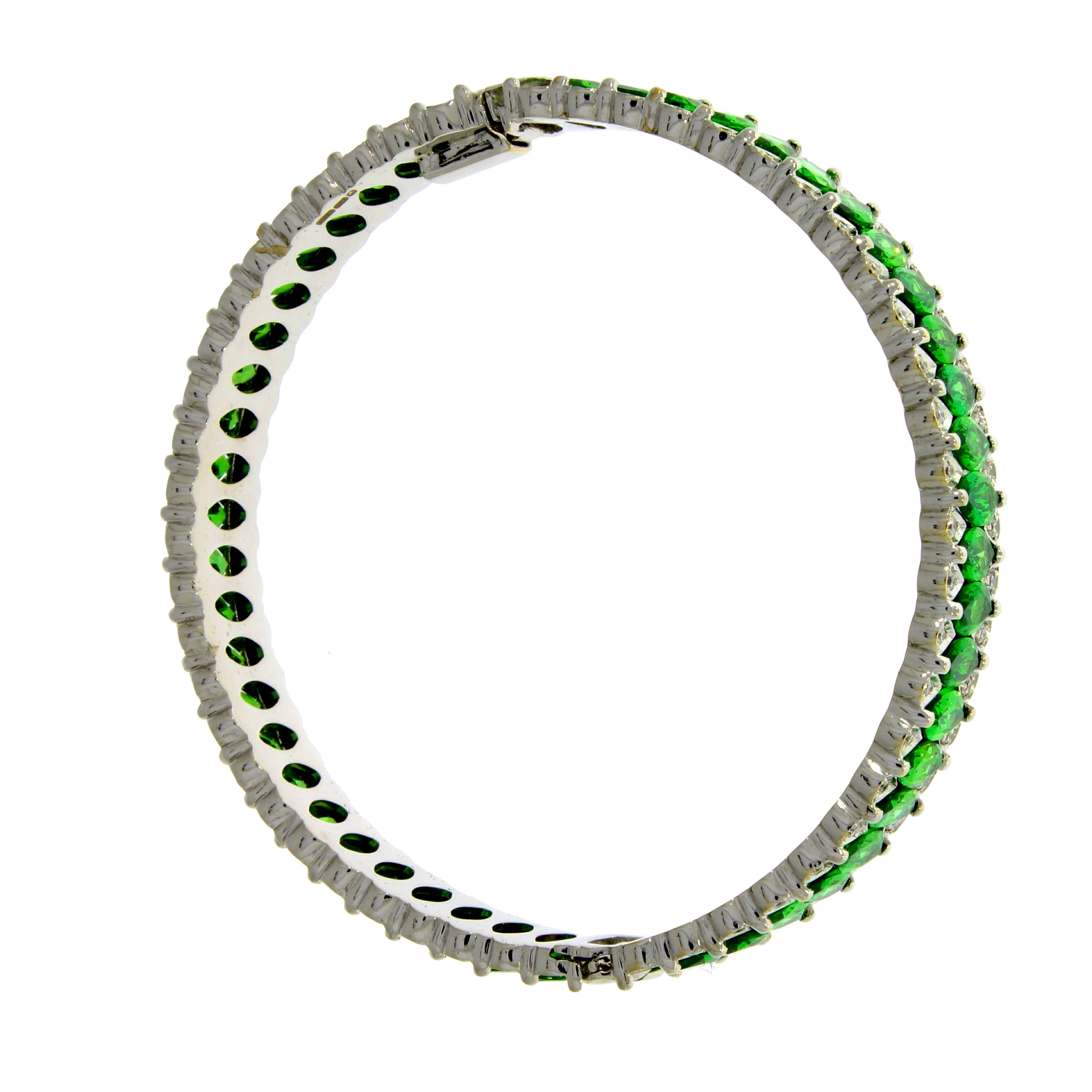 18 Karat White Gold Tsavorite Amore Eternity Bangle by Niquesa In New Condition For Sale In London, GB