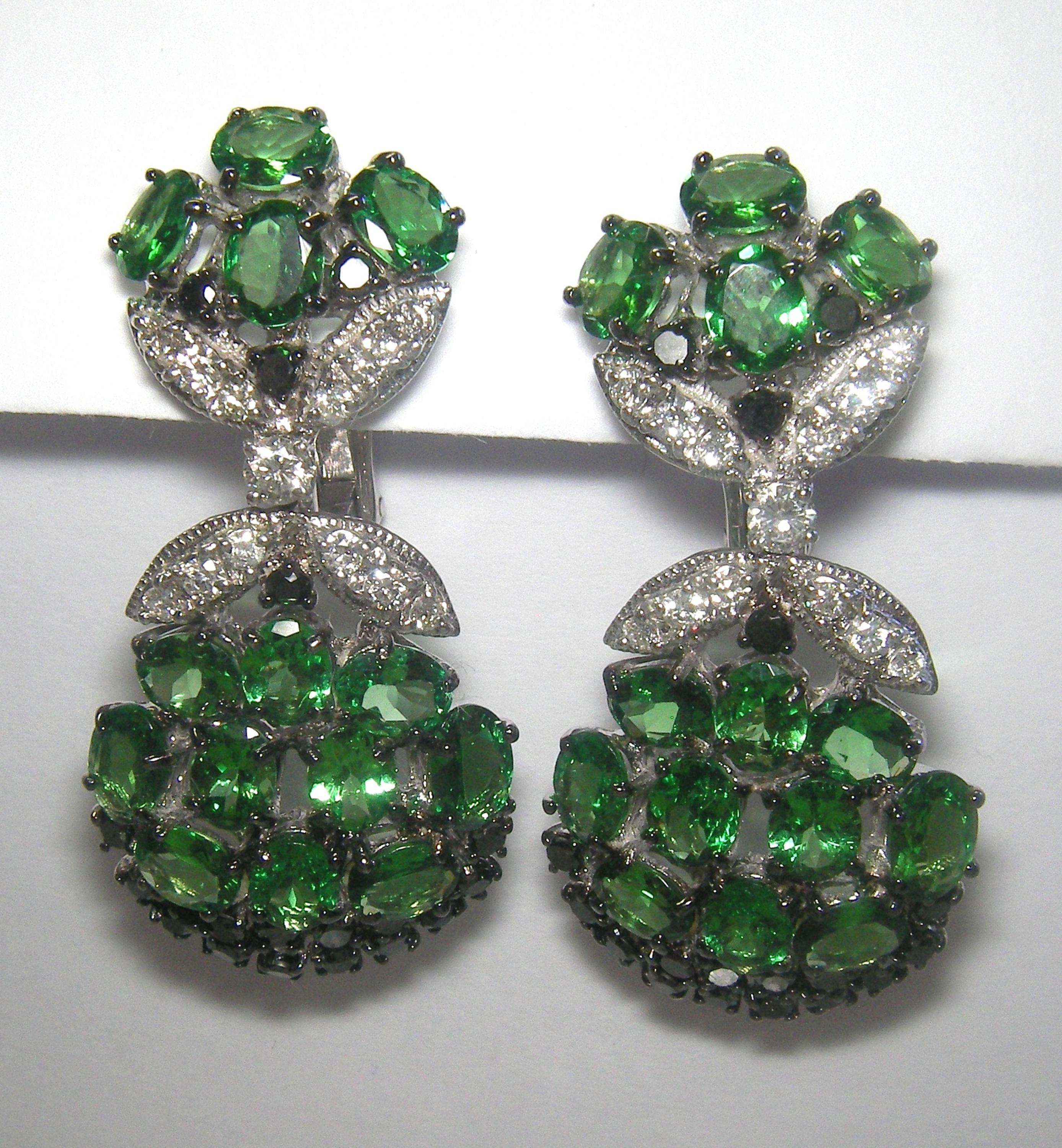 18 Karat White Gold Tsavorite and Diamonds dangle Earrings

26 Diamons 0.71 Carat
36 Diamonds Black 1.13 Carat
28 Tsavorit 9.62  Carat