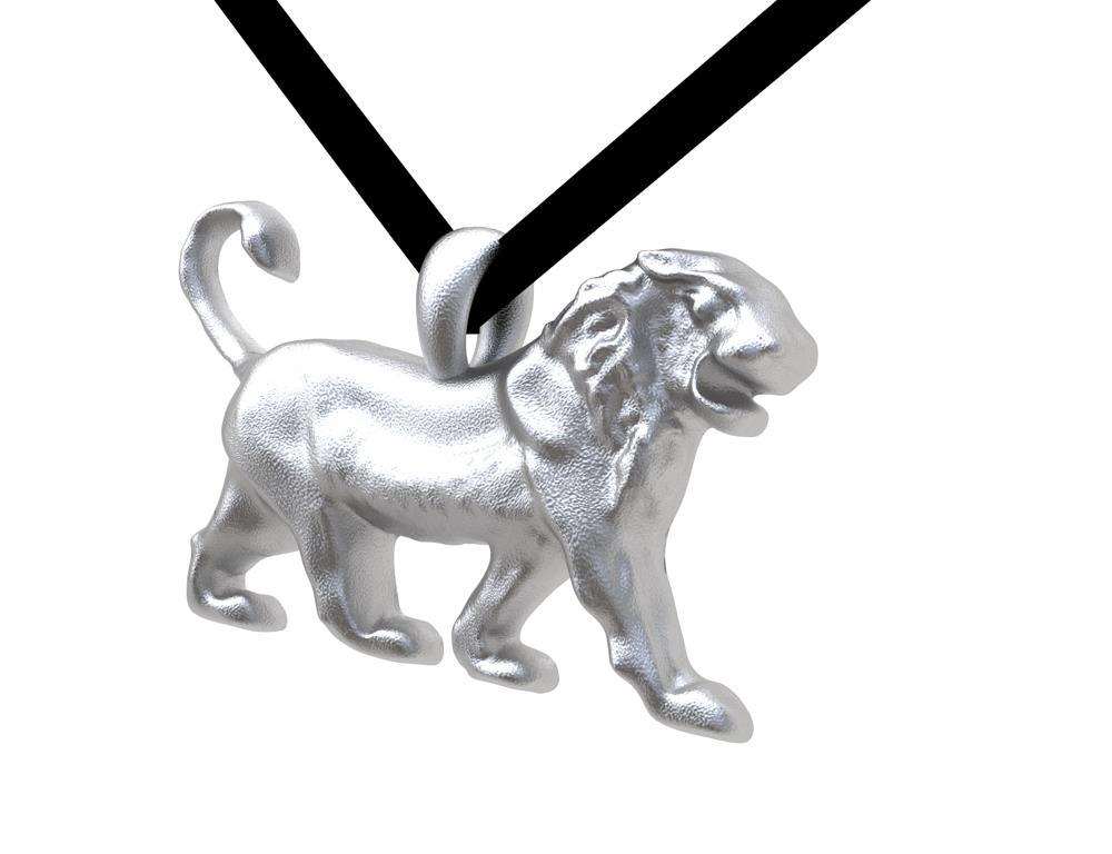 White Rhodium Persepolis Lion Pendant Necklace , Je suis un sculpteur devenu designer de bijoux. Ce lion  a été le plus amusant depuis longtemps à sculpter. De la ville de Persépolis, en Iran. Une sculpture à la main  relief en pierre du lion qui