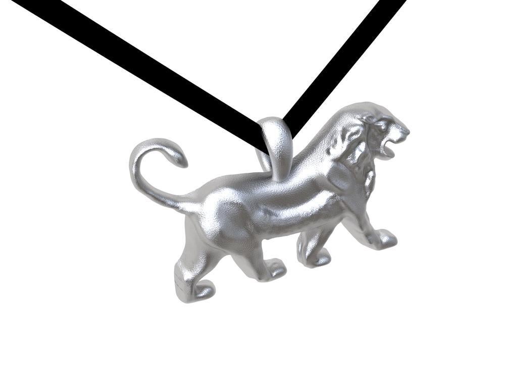 Weißer weißer Rhodium Persepolis Löwen Anhänger Halskette im Angebot 1