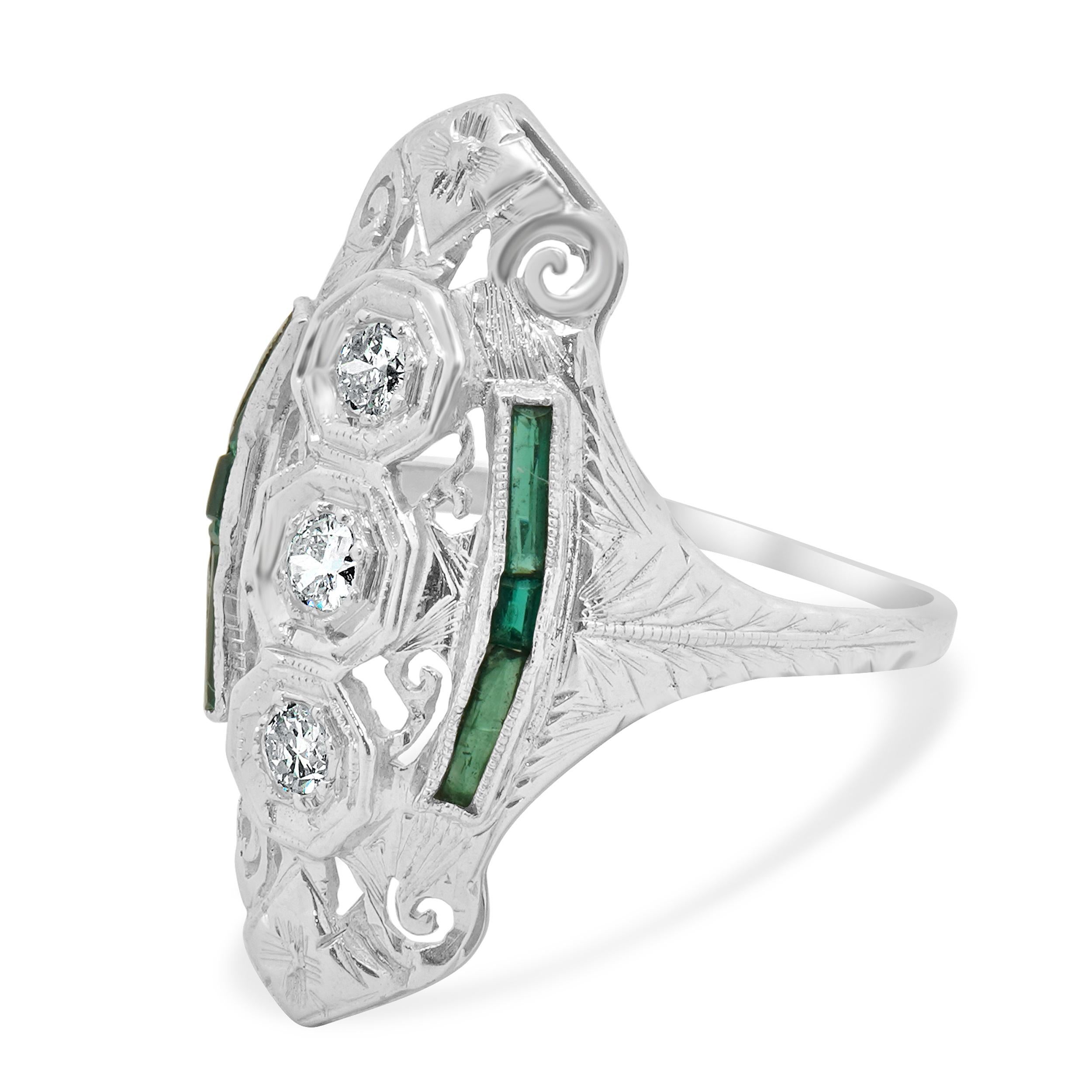 MATERIAL: 18K Weißgold
Diamant: 3 europäische Rundschliffe = 0,25cttw
Farbe: H / I
Klarheit: SI1
Ringgröße: 6.75 (bitte erlauben Sie bis zu 2 zusätzliche Arbeitstage für Größenanfragen)
Gewicht: 3.46 Gramm

