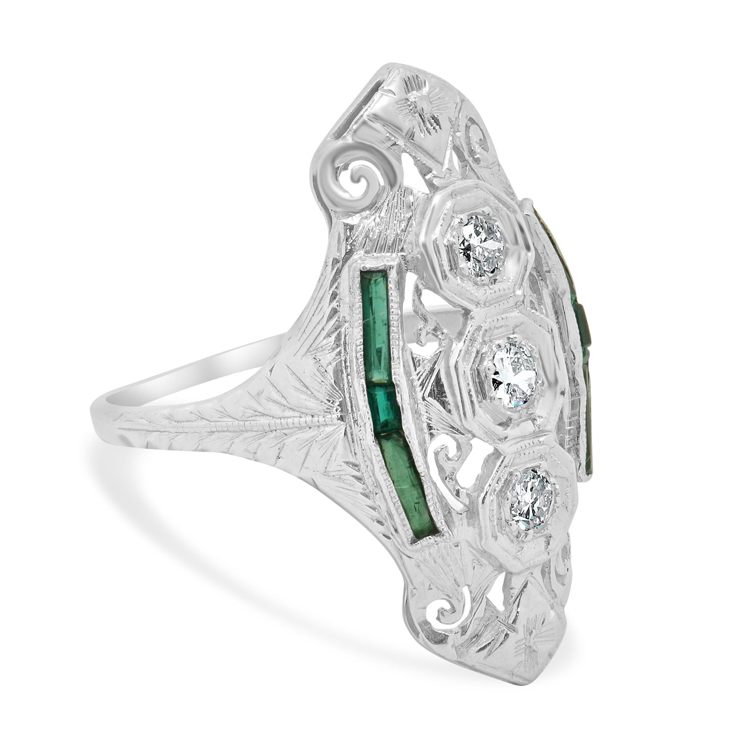 18 Karat Weißgold Vintage Art Deco Diamant und Smaragd Filigraner Ring (Rundschliff) im Angebot