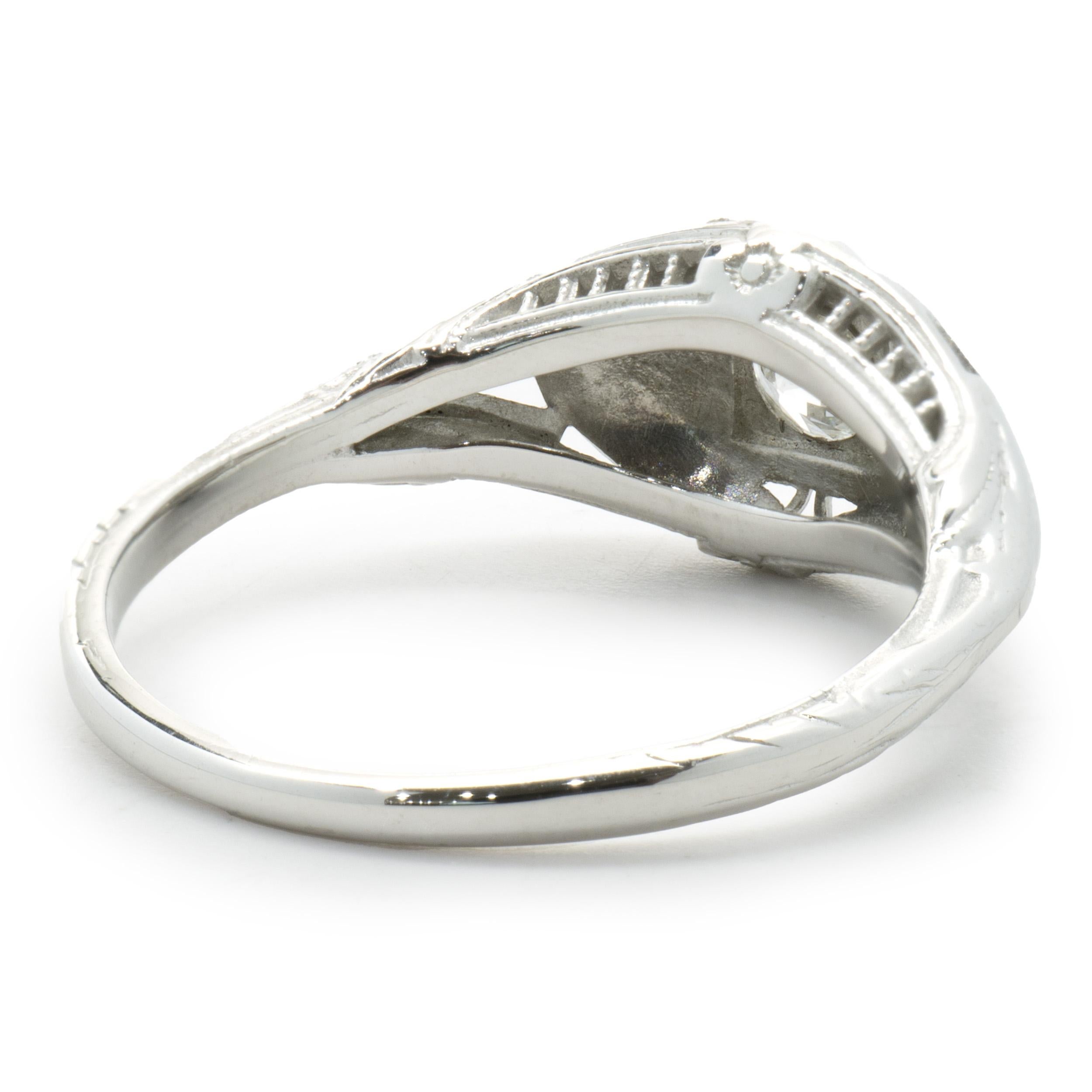 Round Cut 18 Karat White Gold Vintage Art Deco Diamond Engagement Ring For Sale