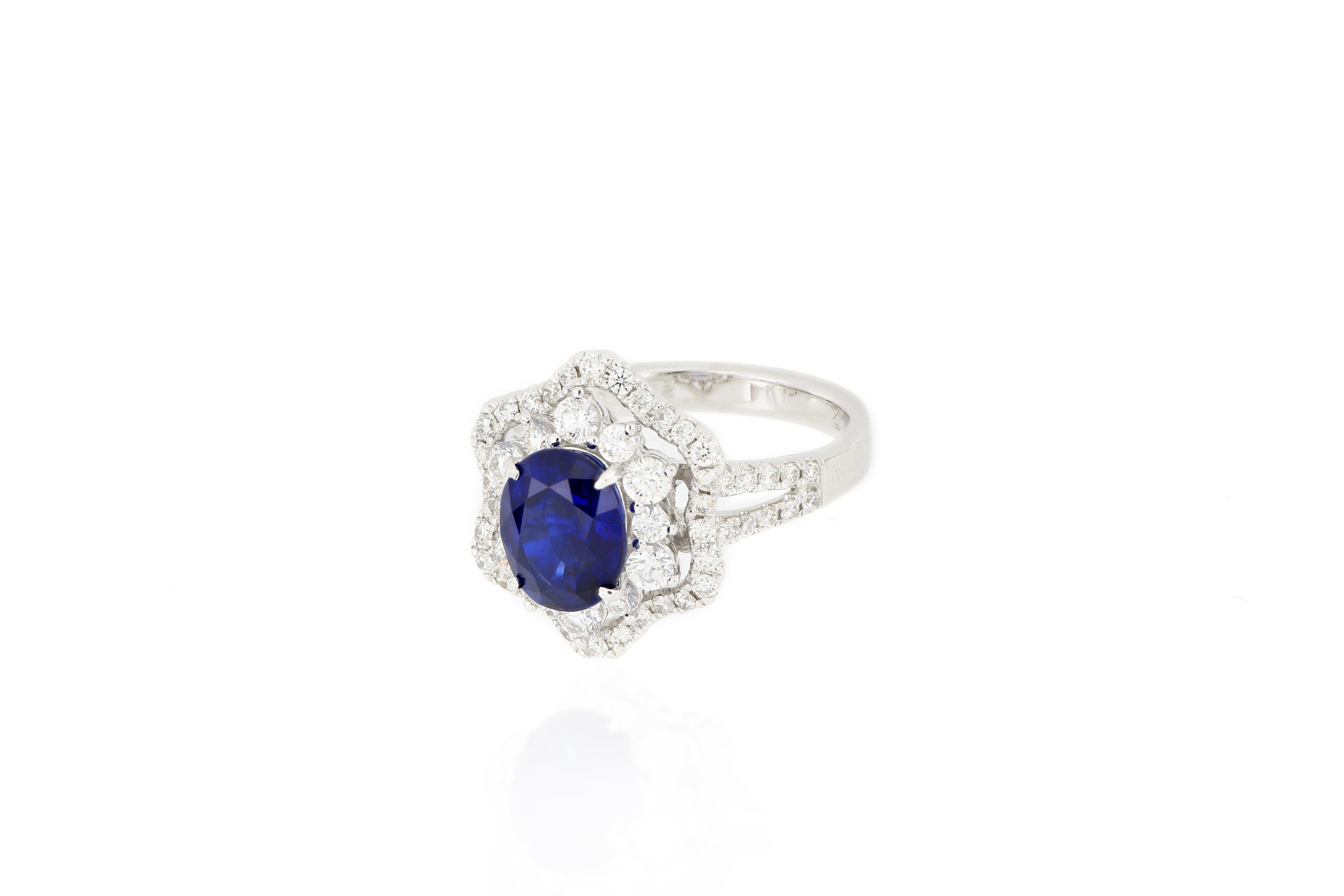 Taille brillant Bague en or blanc 18 carats avec saphir bleu roi vif et diamants en vente