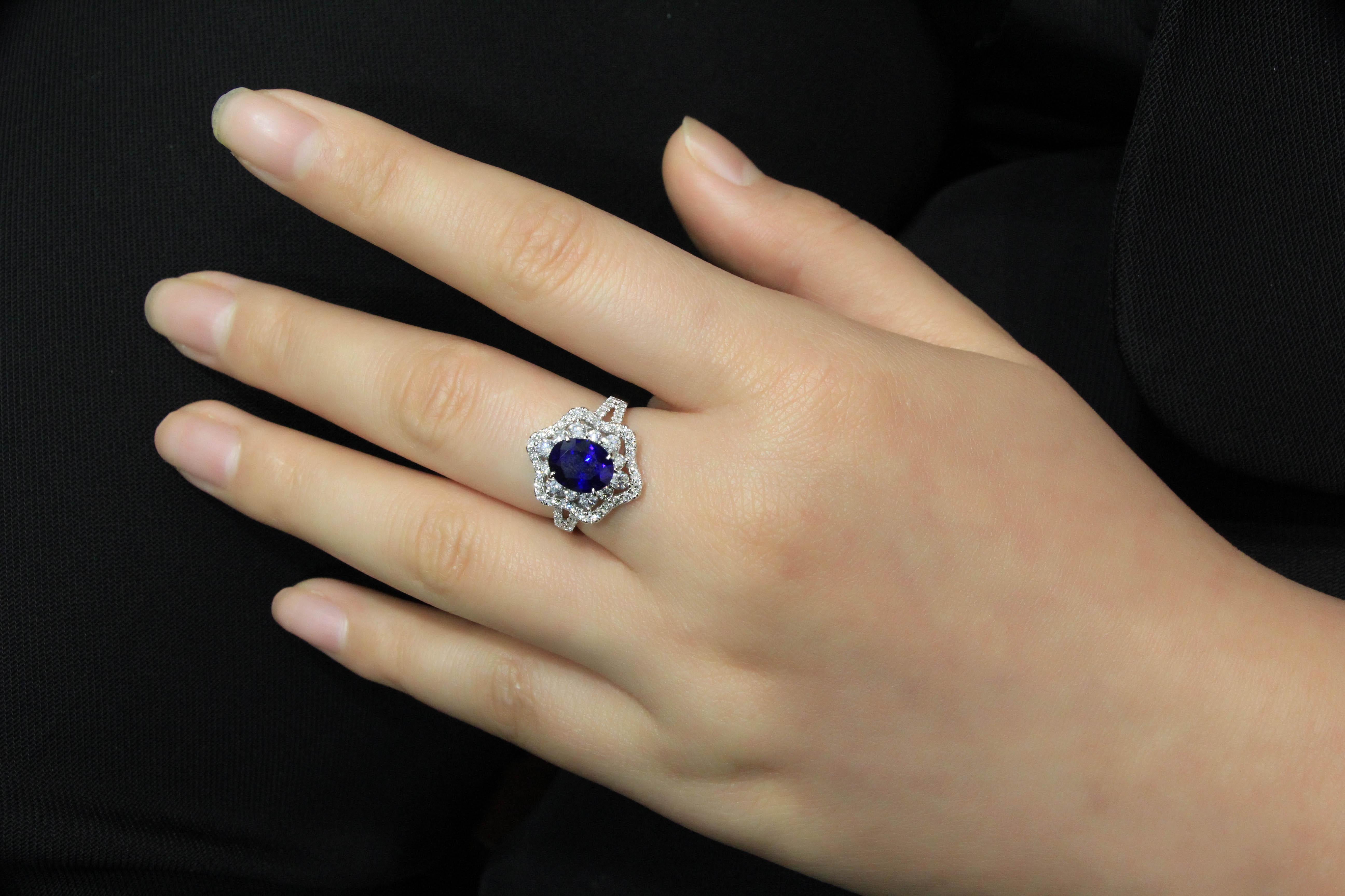 18 Karat White Gold Vivid Royal Blue Sapphire and Diamond Ring In New Condition For Sale In Macau, MO