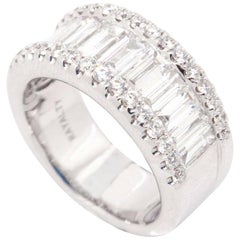 18 Karat White Gold VVS1-VS1, 2.34 Carat Pave and Emerald Diamonds Band Ring