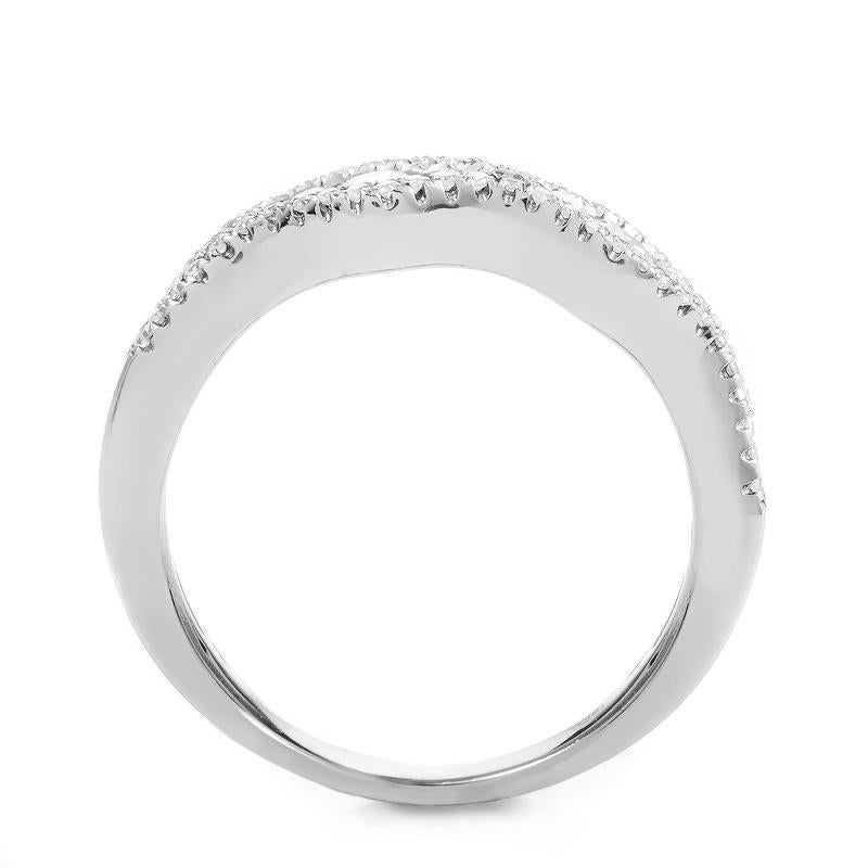 This band ring is elegant and glimmers with the pristine beauty of white diamonds. It is made of 18K white gold and is set with glittering round brilliant diamonds of varying sizes.
