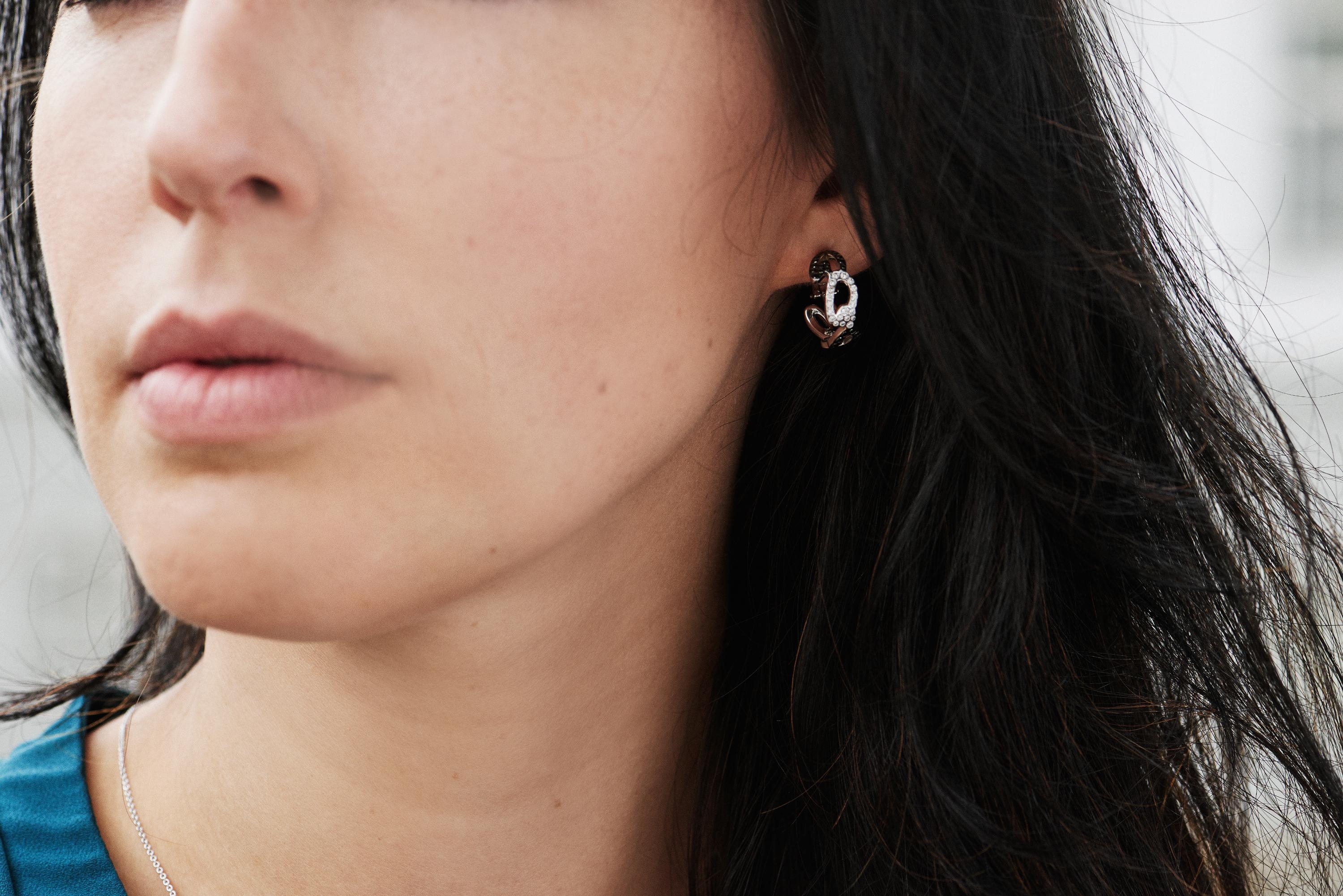 18 Karat Weißgold Weiße und schwarze Diamanten Creoles Ohrringe Aenea Jewellery (Moderne) im Angebot