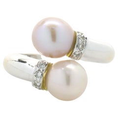 Bague bypass en or blanc 18 carats, perles blanches et roses et diamants