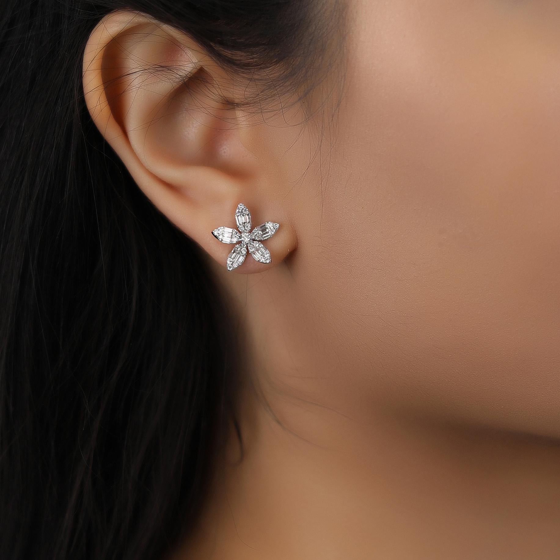 Clous d'oreilles à fleurs en or blanc 18 carats avec diamants blancs baguettes Neuf - En vente à Los Angeles, CA