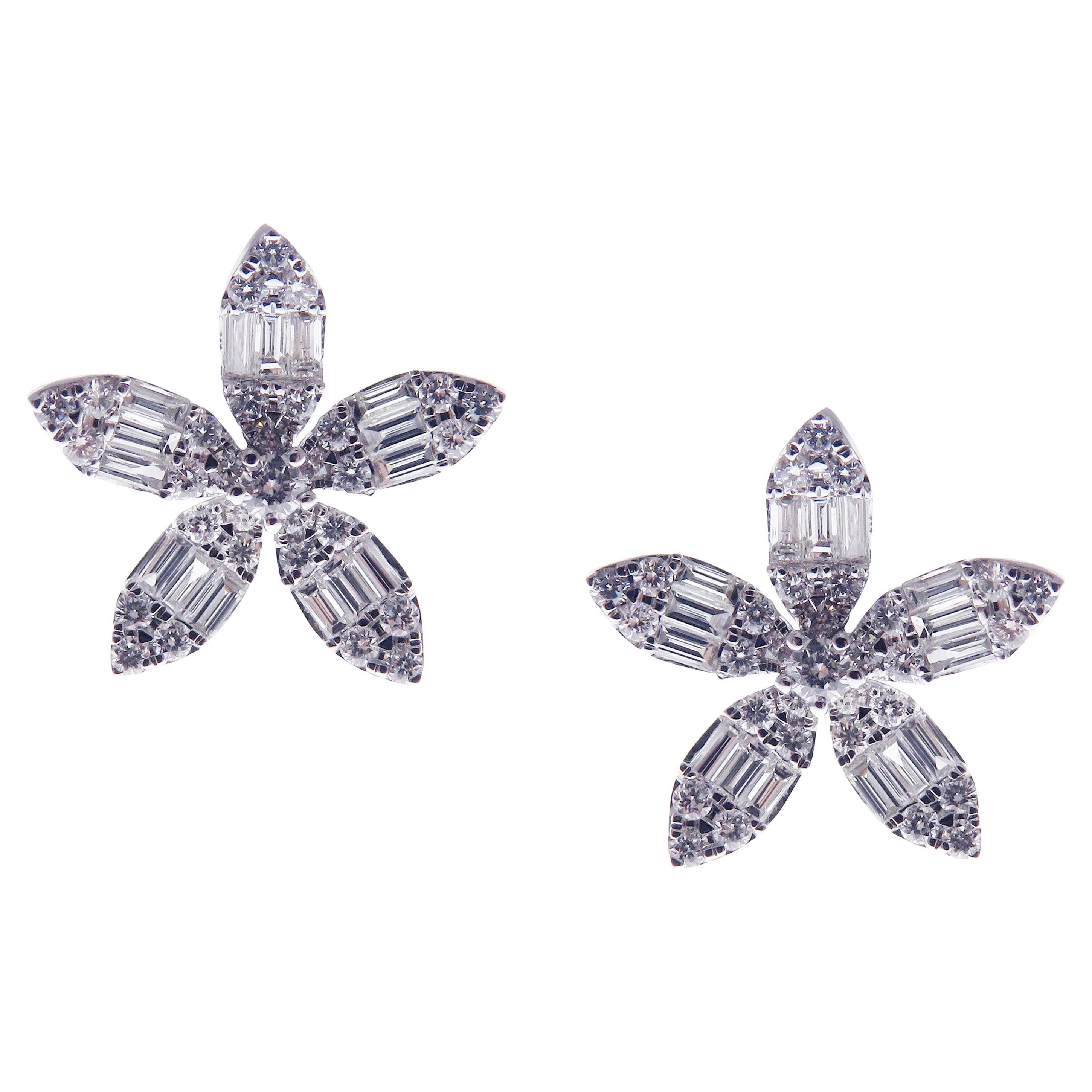 Clous d'oreilles à fleurs en or blanc 18 carats avec diamants blancs baguettes en vente