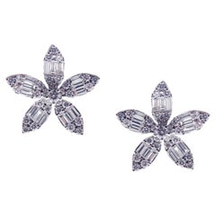 Clous d'oreilles à fleurs en or blanc 18 carats avec diamants blancs baguettes