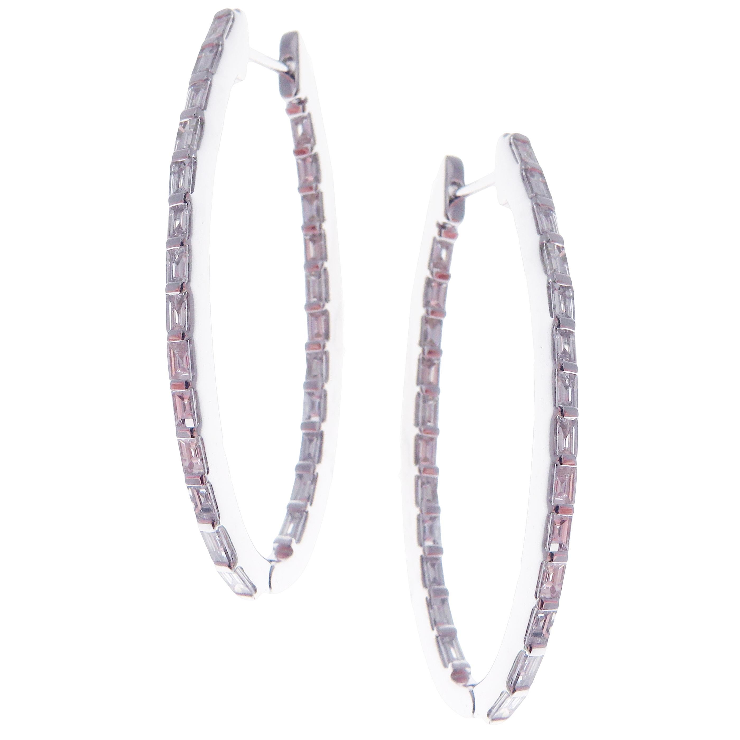 Questi classici orecchini a cerchio ovali rovesciati con diamanti bianchi a baguette sono realizzati in oro bianco 18 carati, con 50 diamanti a baguette per un totale di 1,74 carati di diamanti bianchi di qualità VS-G. 