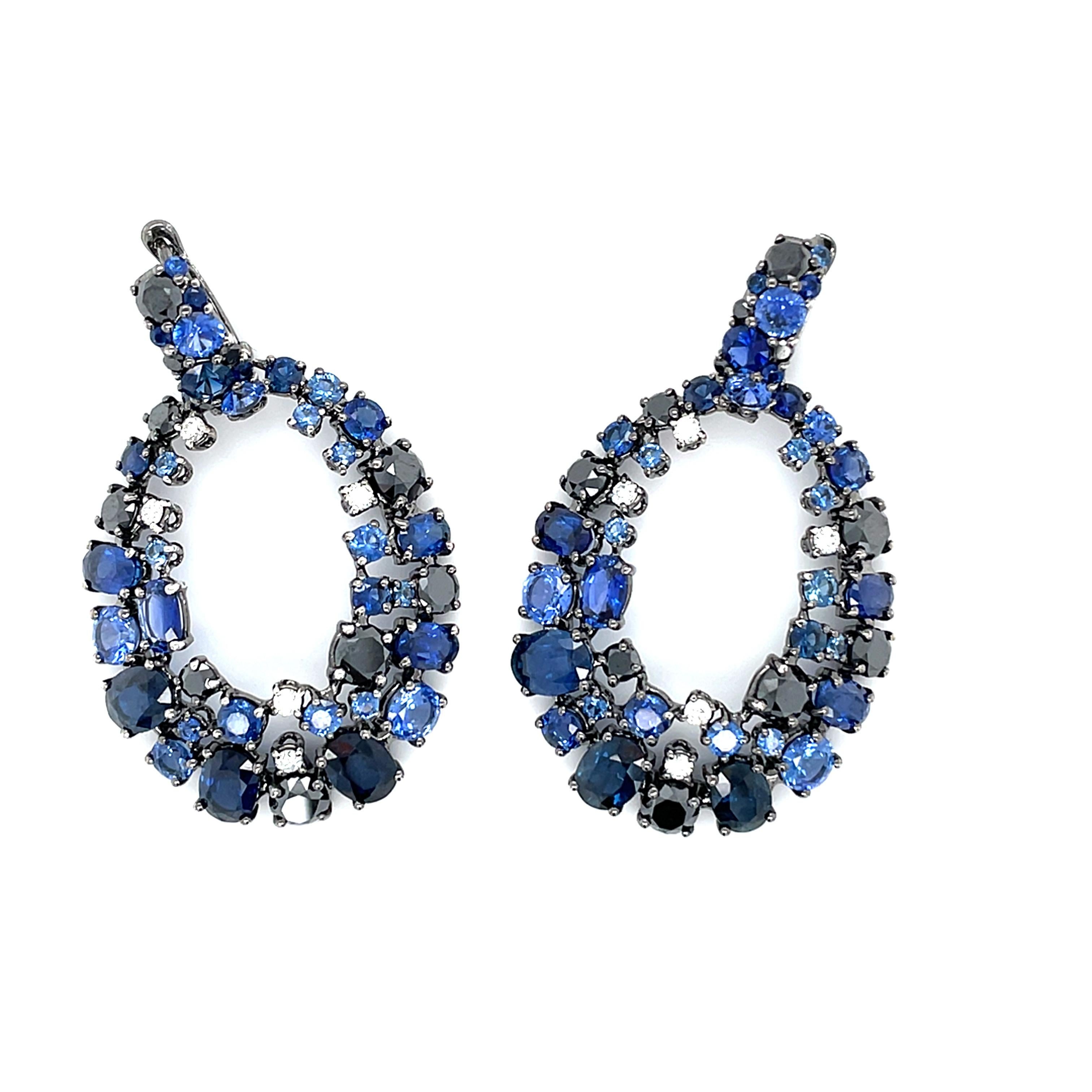 18 Karat White Gold White Black Diamonds Blue Sapphires Chandelier Earrings In New Condition For Sale In Monte-Carlo, MC