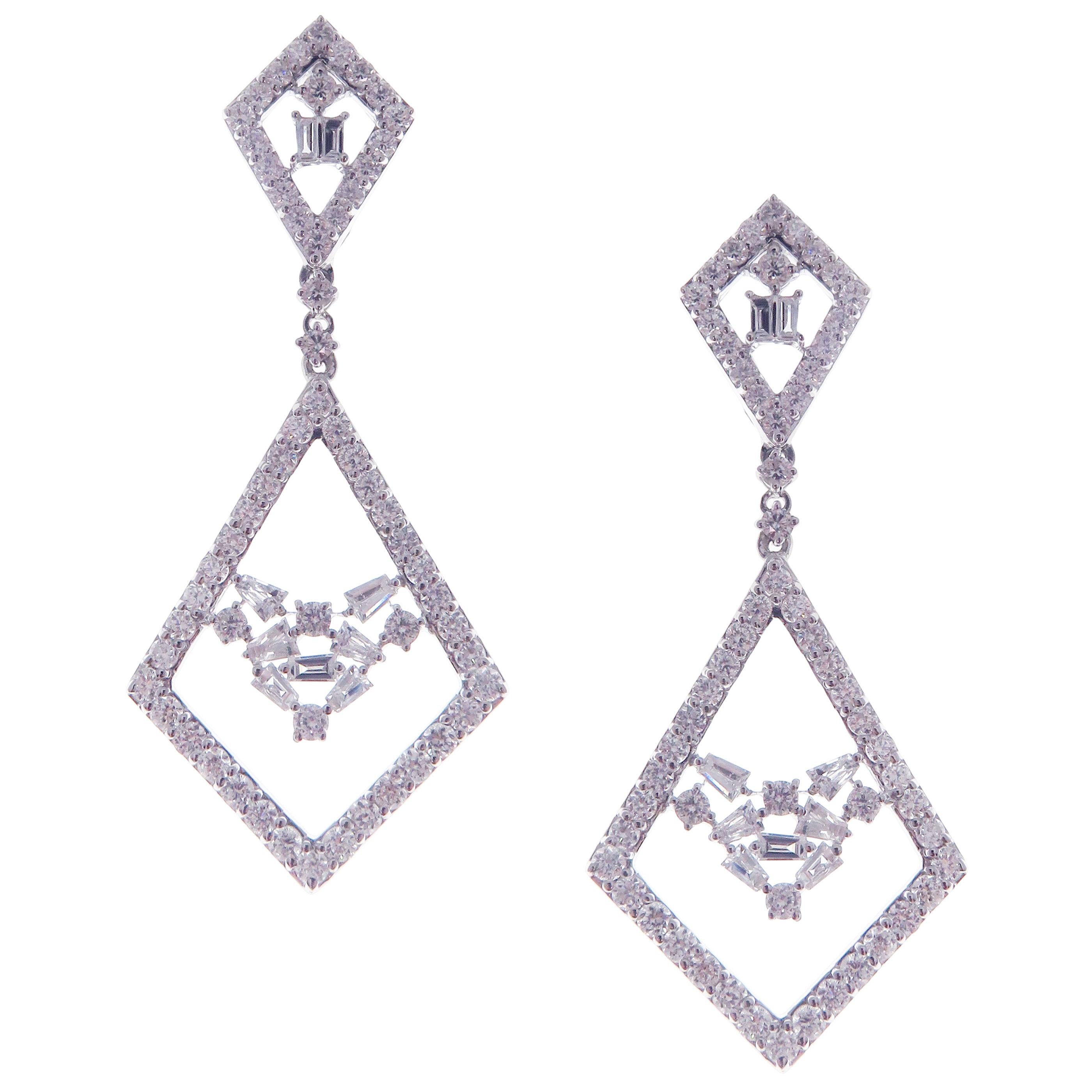 These symmetrical dangling diamond earrings are crafted in 18-karat white gold, featuring 118 round white diamonds totaling of 2.66 carats and 18 baguette white diamonds totaling of 0.62 carats.
Approximate total weight 7.18 grams.
These earrings