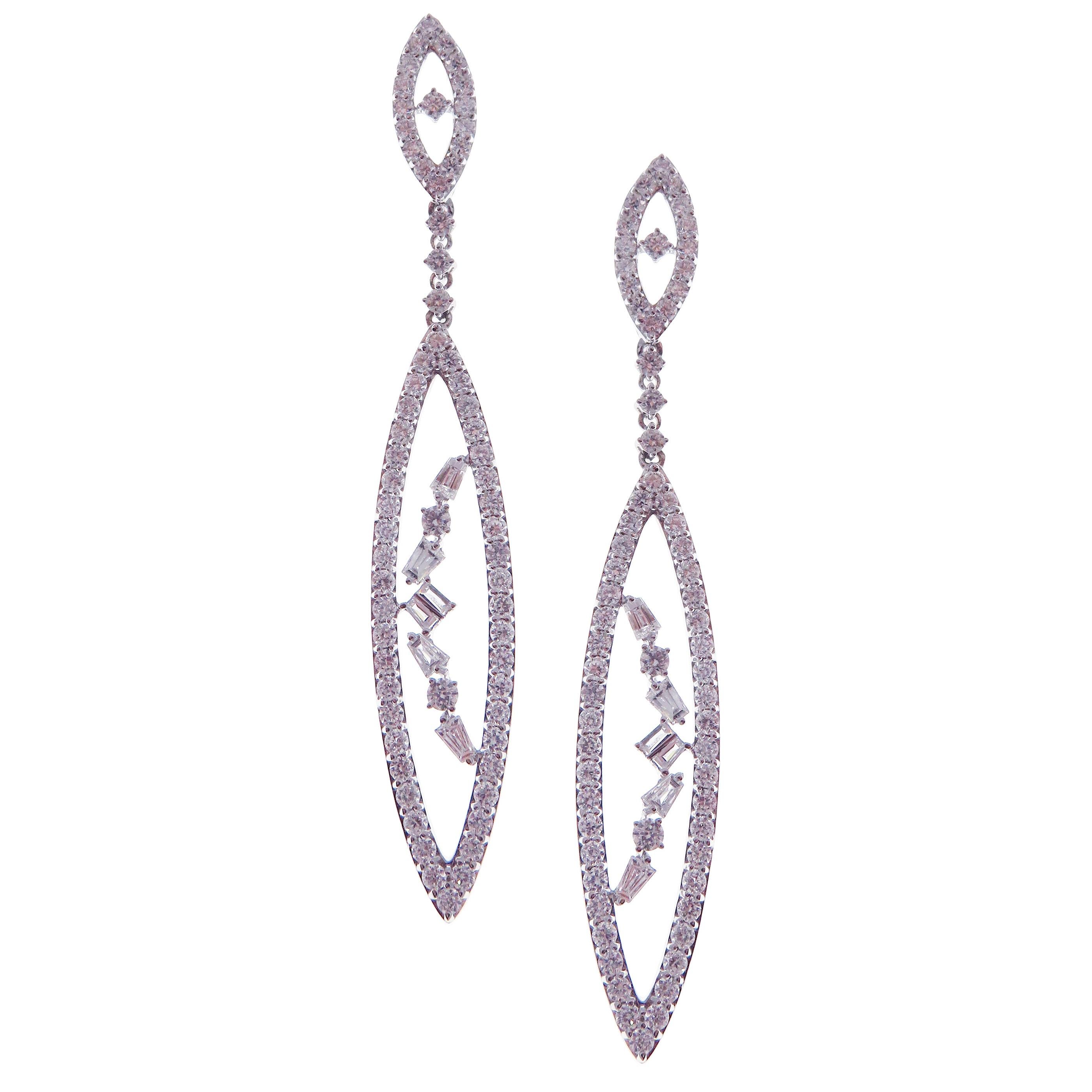 These symmetrical dangling diamond earrings are crafted in 18-karat white gold, featuring 132 round white diamonds totaling of 2.70 carats and 12 baguette white diamonds totaling of 0.55 carats.
Approximate total weight 7.78 grams.
These earrings