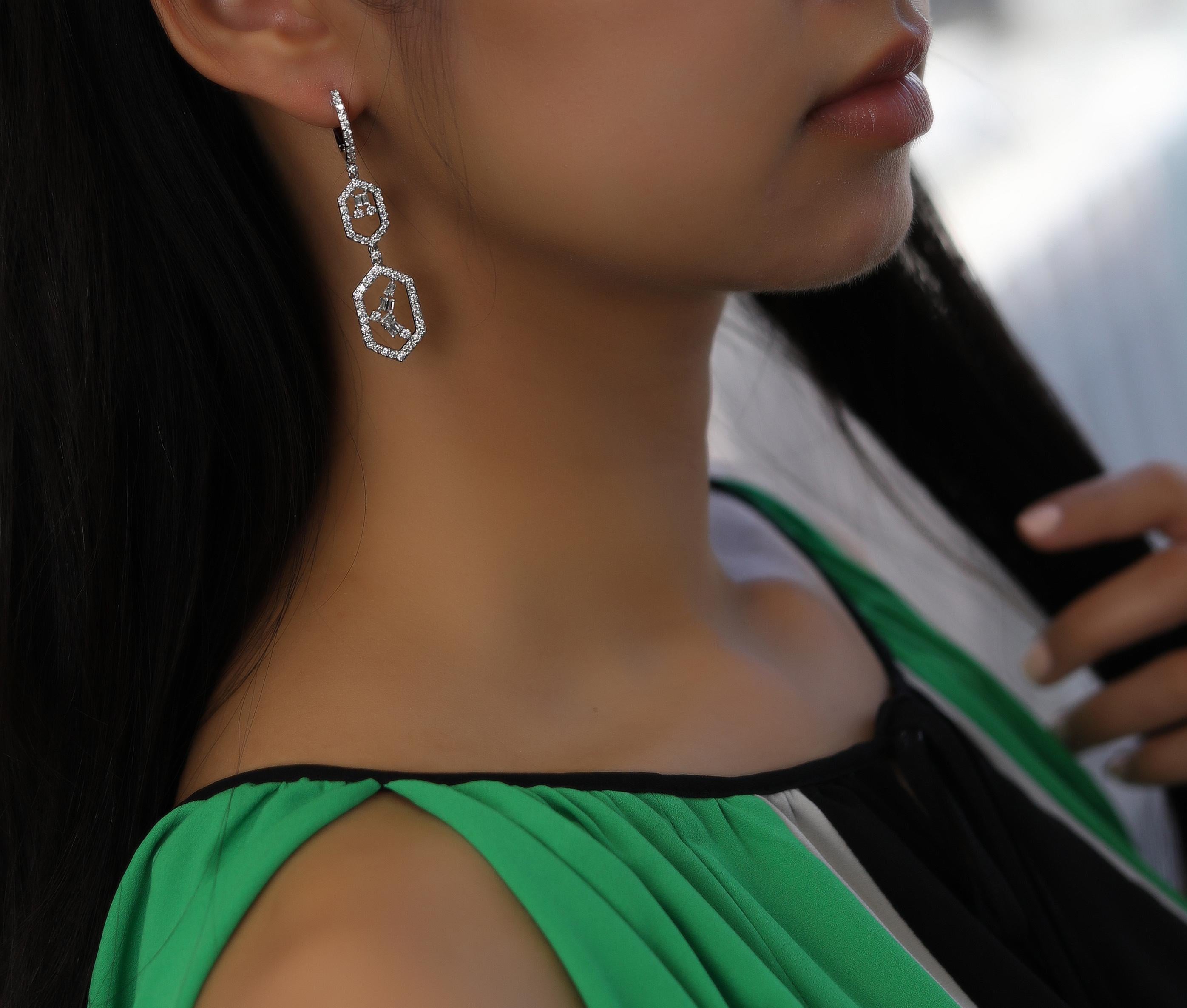 Symmetricer baumelnder Ohrring aus 18 Karat Weißgold mit weißen Diamanten im Zustand „Neu“ im Angebot in Los Angeles, CA