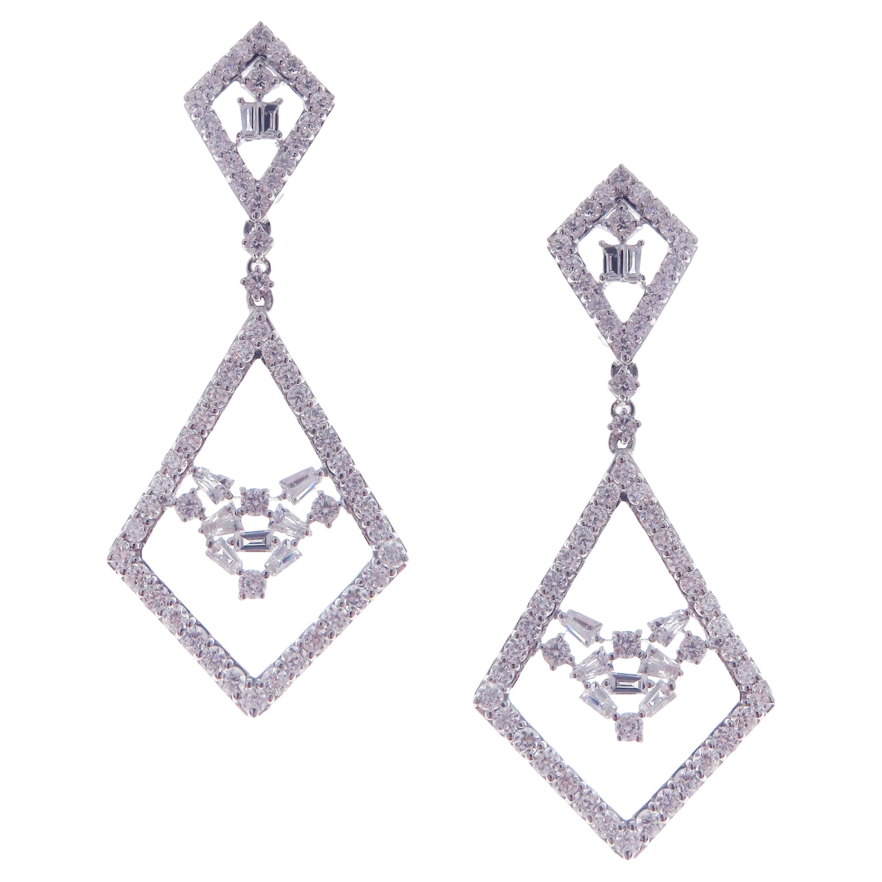 18 Karat White Gold White Diamond Symmetrical Dangling Earring