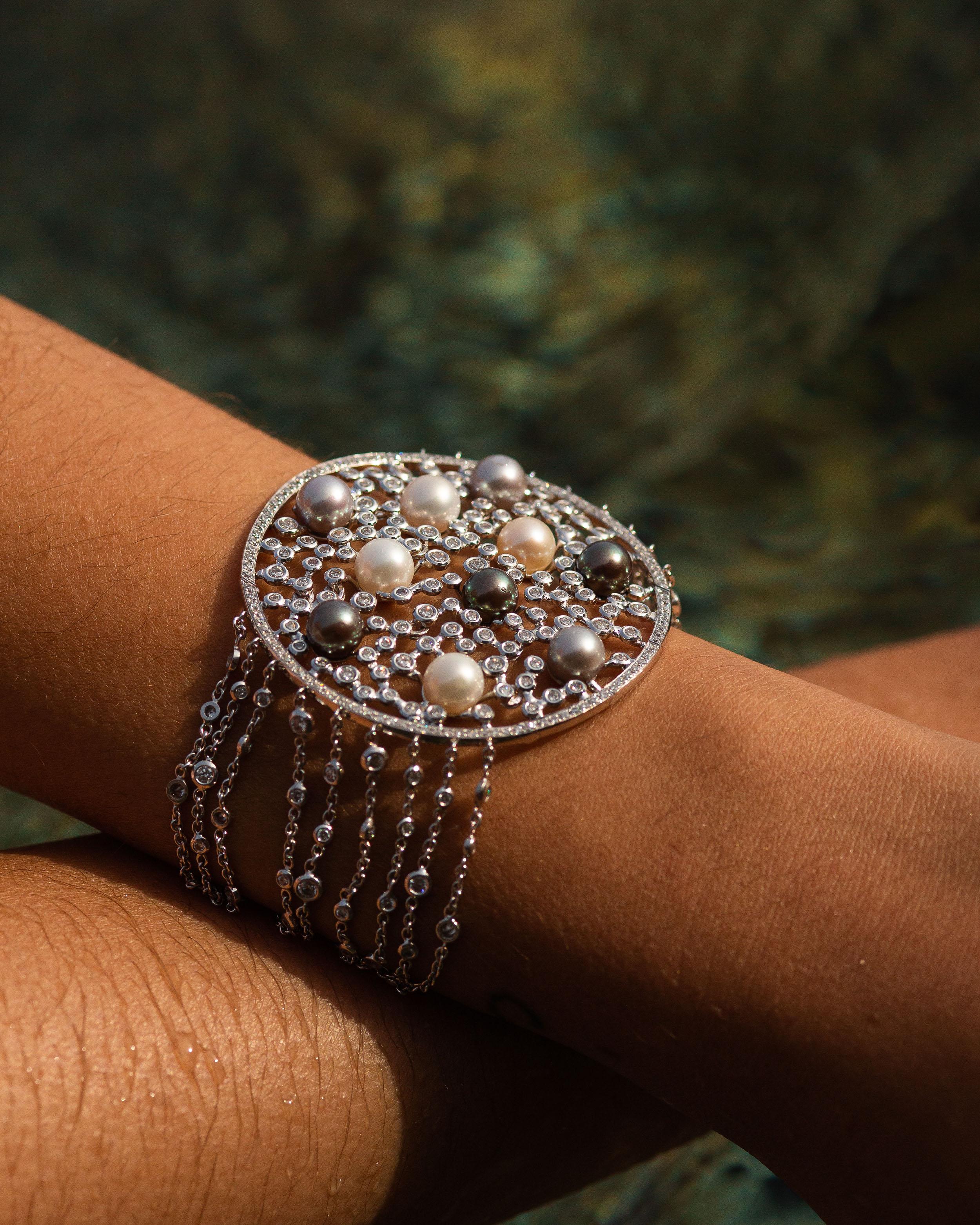 das Armband aus 18 Karat Weißgold ist aus unserer Kollektion Sirène. Dieses absolut atemberaubende Armband besteht aus natürlichen weißen Diamanten von insgesamt 5,19 Karat und mehrfarbigen australischen Perlen von insgesamt 21,60 Karat.  Das