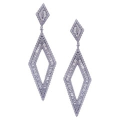 Boucle d'oreille pendante en or blanc 18 carats diamant baguette blanc