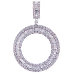 Orecchino pendente rotondo con diamante baguette in oro bianco 18 carati