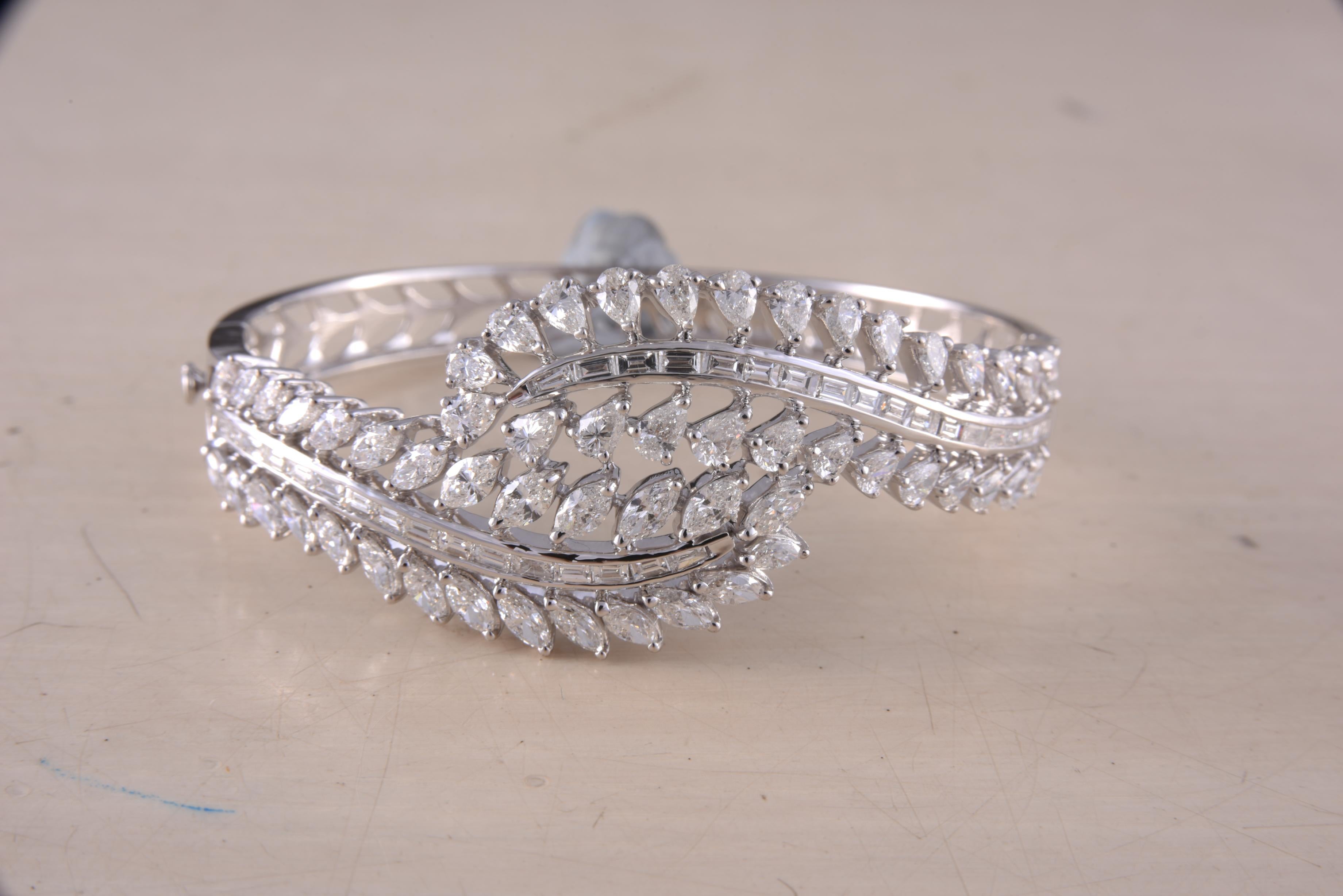 Moderne Bracelet jonc en or blanc 18 carats avec diamants blancs en vente