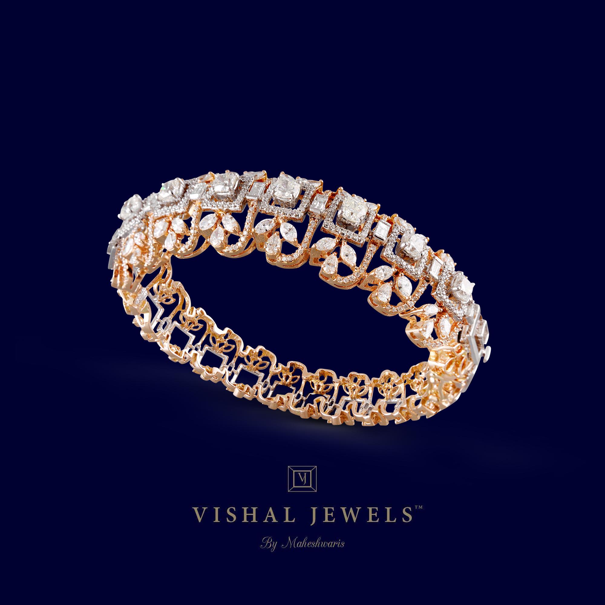 Diamond: 6.83 carats 
Gold: 35.394 grams 
Colour: HI
Clarity: VS-SI
Item Code: DBR-217
Note: This piece is available only on order