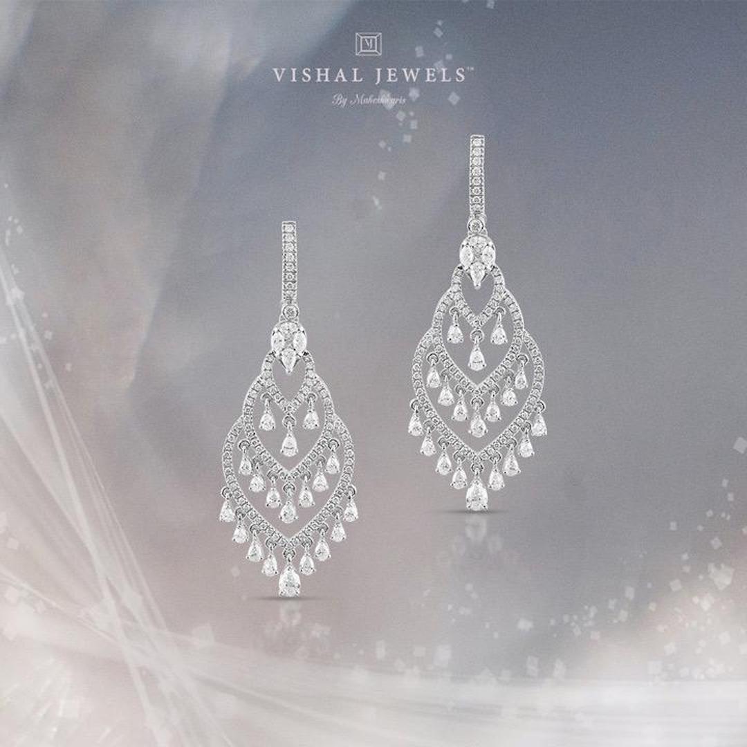 Diamond: 4.77 carats 
Gold: 23.900 grams 18k

Colour: GH
Clarity: VS-SI 
Exquisite diamond danglers when worn, the simplest movement turns into flash and sparkles 