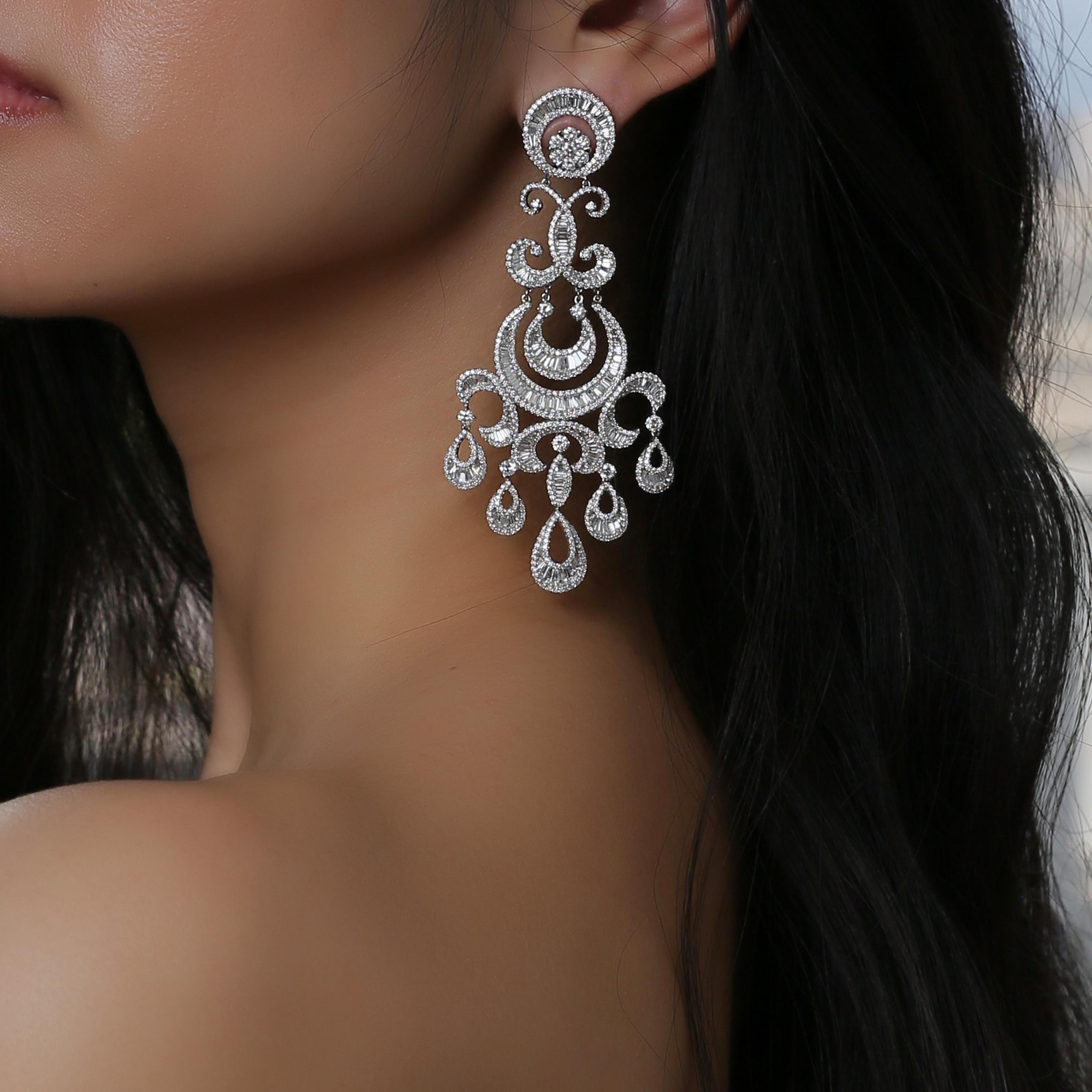 18 Karat White Gold White Diamond Crescent Moon Baguette Dangling Earring In New Condition For Sale In Los Angeles, CA