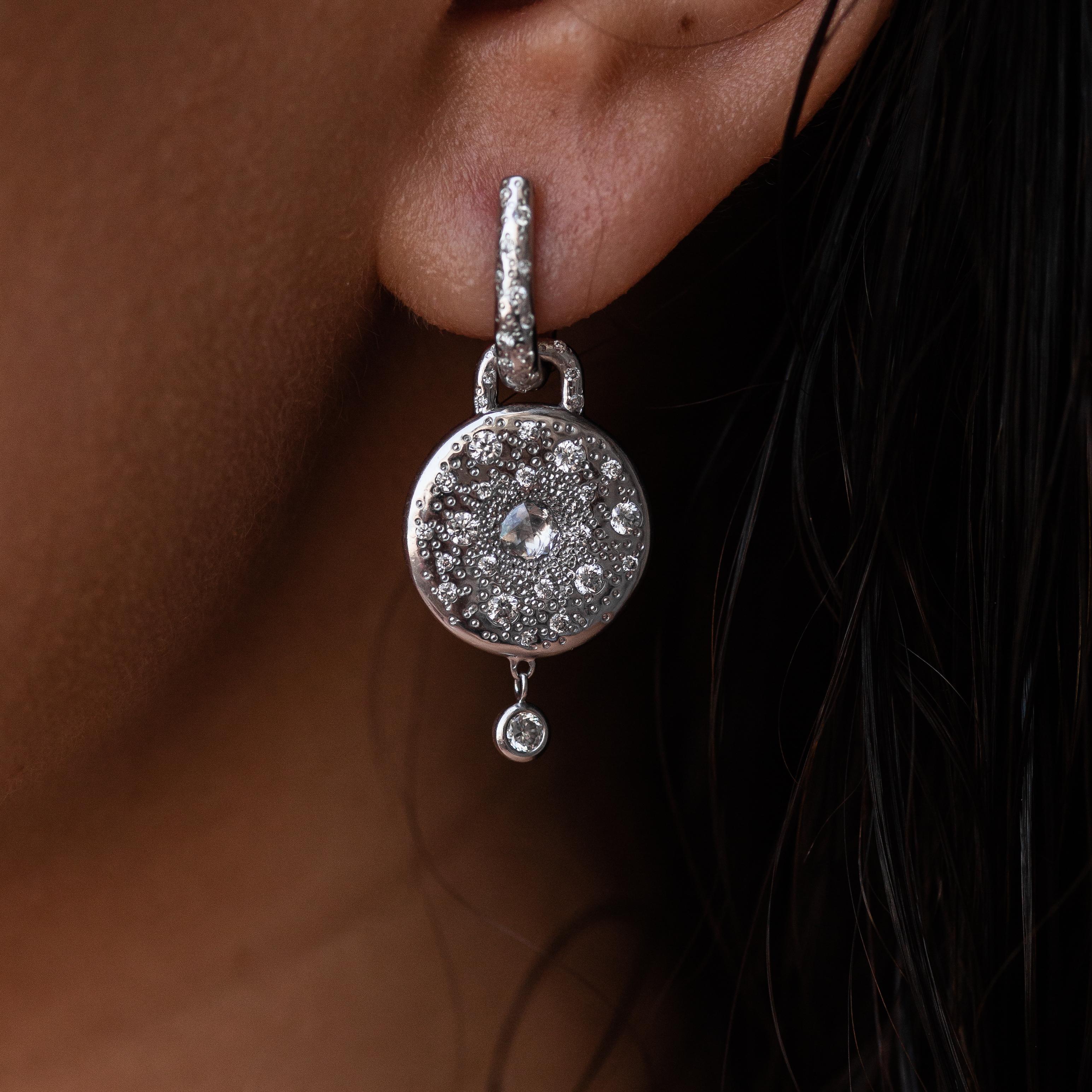 Ces élégantes boucles d'oreilles en or blanc 18 carats sont issues de notre collection Sirène. Ces boucles d'oreilles pendantes sont ornées de diamants incolores pour un total de 1,21 carat. Le poids total du métal est de 11,30 gr. Ils mesurent 3 cm
