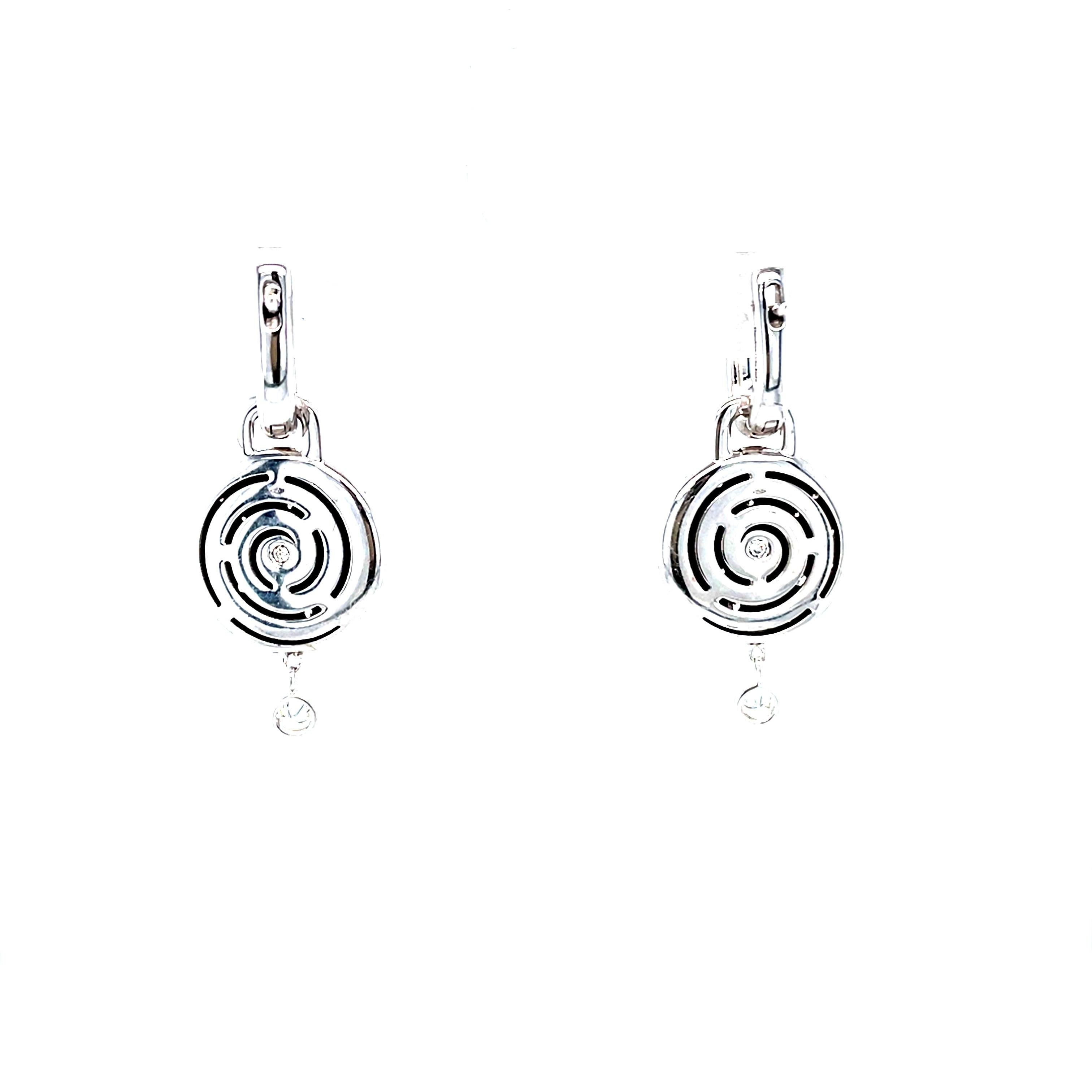 Or blanc 18 carats et diamants blancs  Boucles d'oreilles goutte d'eau en vente 1