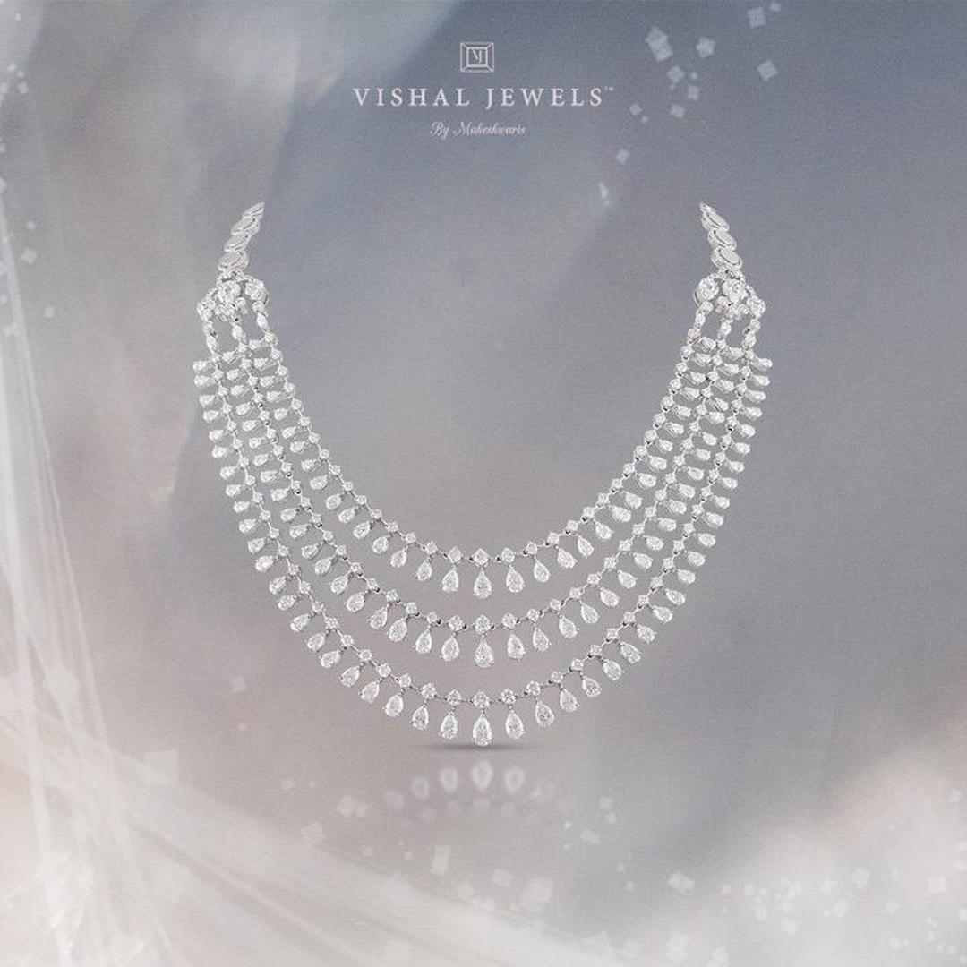 Diamond: 21.60 carats 
Gold: 63.940 grams 18k 

Color: GH
Clarity: VS-SI 
For those special occasions where you want to look your best! Wear this pear drops diamond necklace for a refined and poised look 