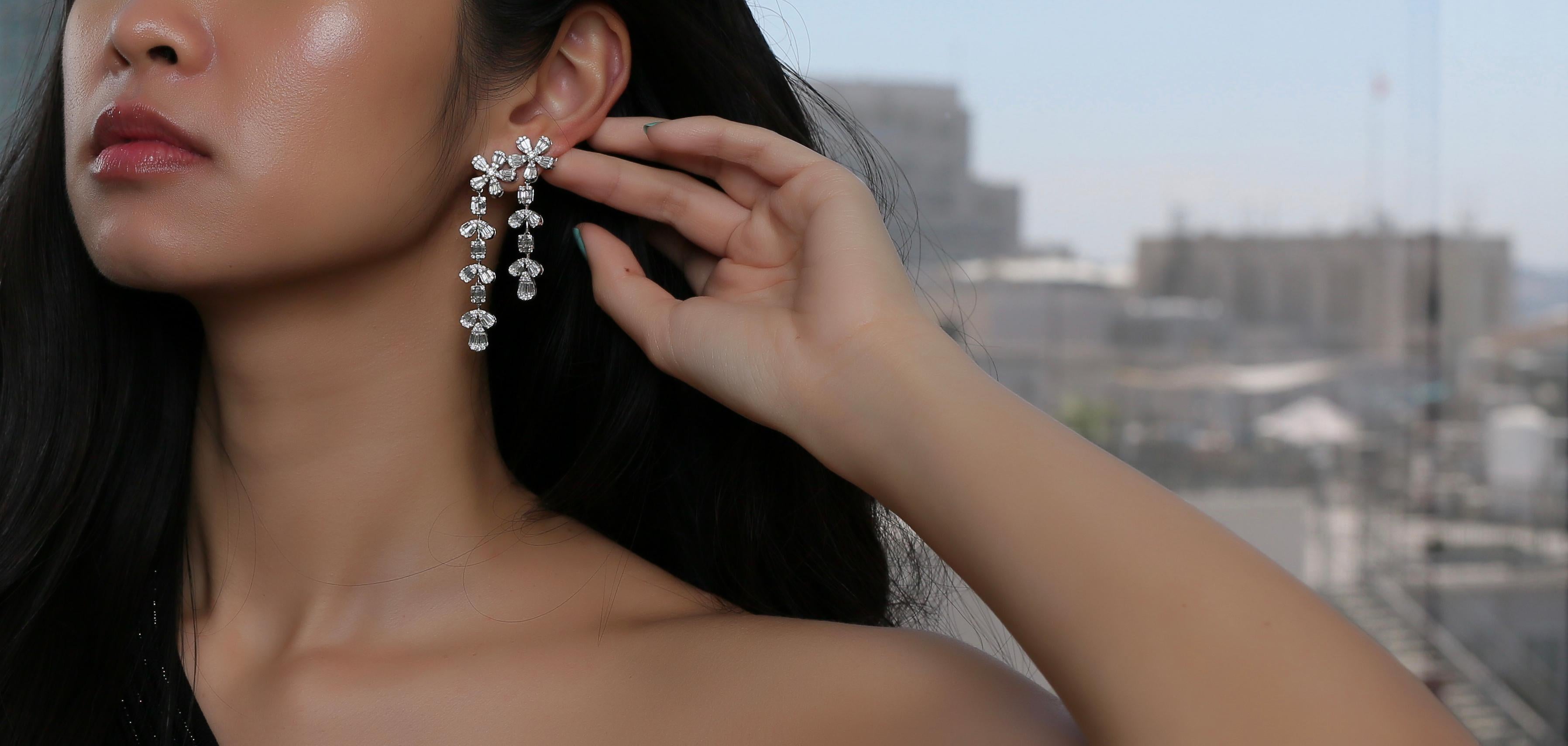 18 Karat White Gold White Diamond Flower Waterfall Dangling Earring In New Condition For Sale In Los Angeles, CA